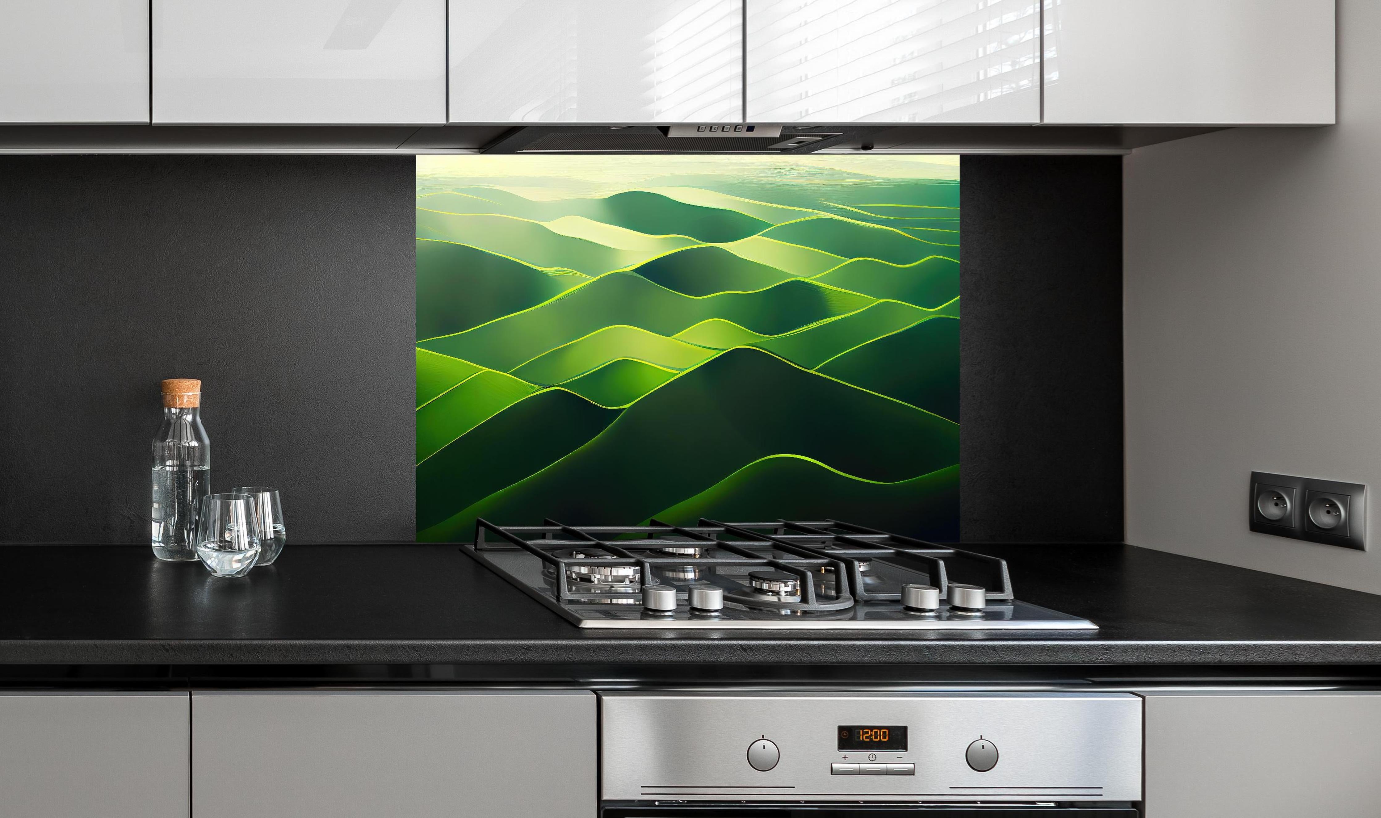 Spritzschutz - Grüne Abstrakte Landschaftswellen Hintergrund hinter einem Cerankochfeld zwischen Holz-Kochutensilien