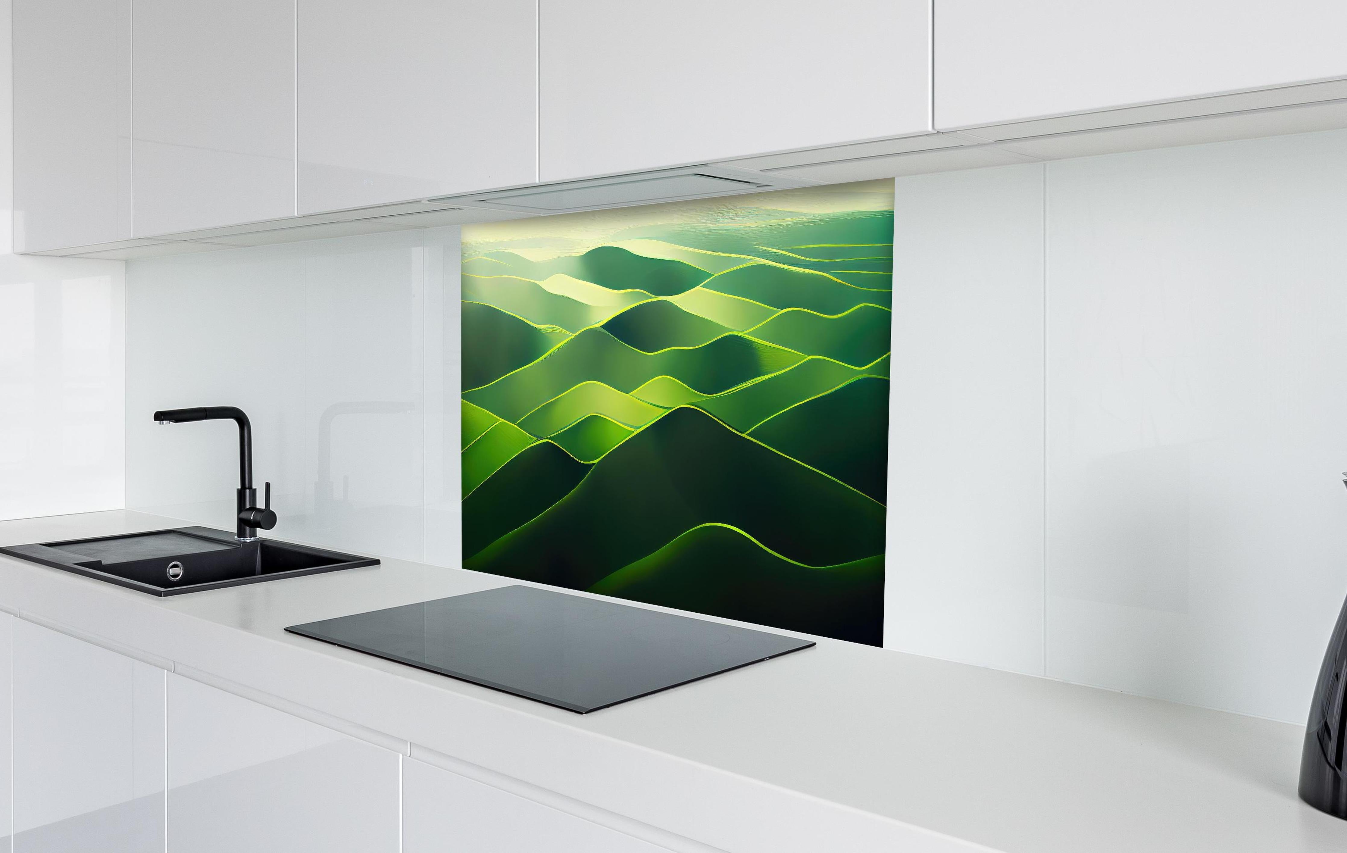 Spritzschutz - Grüne Abstrakte Landschaftswellen Hintergrund hinter einem Cerankochfeld zwischen Holz-Kochutensilien