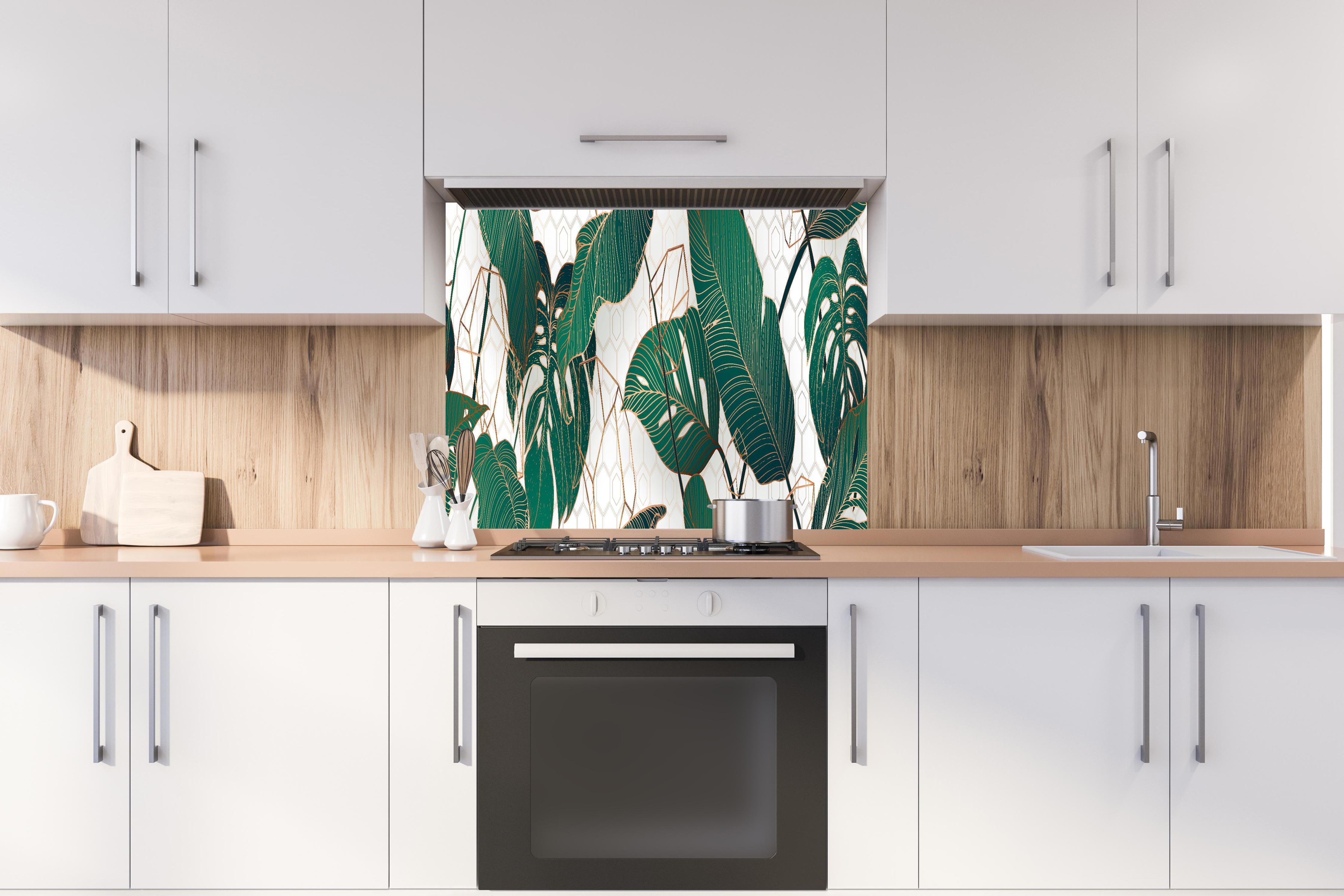 Spritzschutz - Grüne Blätter auf eleganter Tapete hinter einem Cerankochfeld zwischen Holz-Kochutensilien