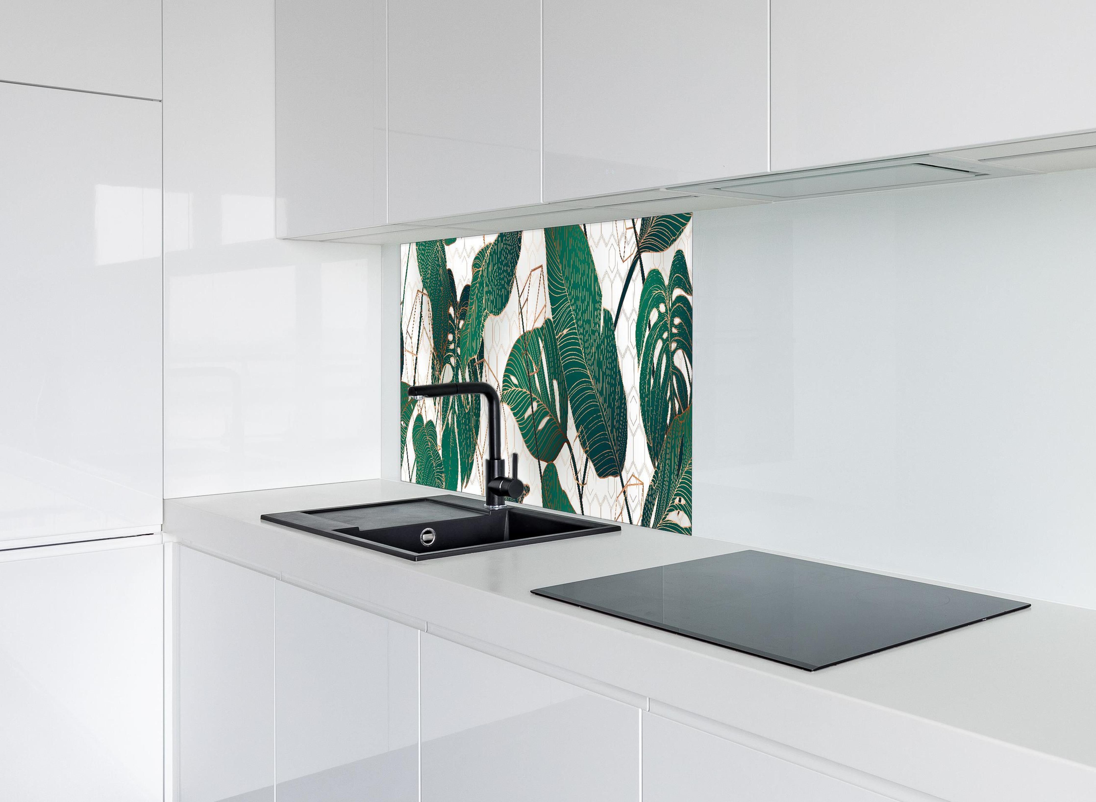 Spritzschutz - Grüne Blätter auf eleganter Tapete hinter einem Cerankochfeld zwischen Holz-Kochutensilien