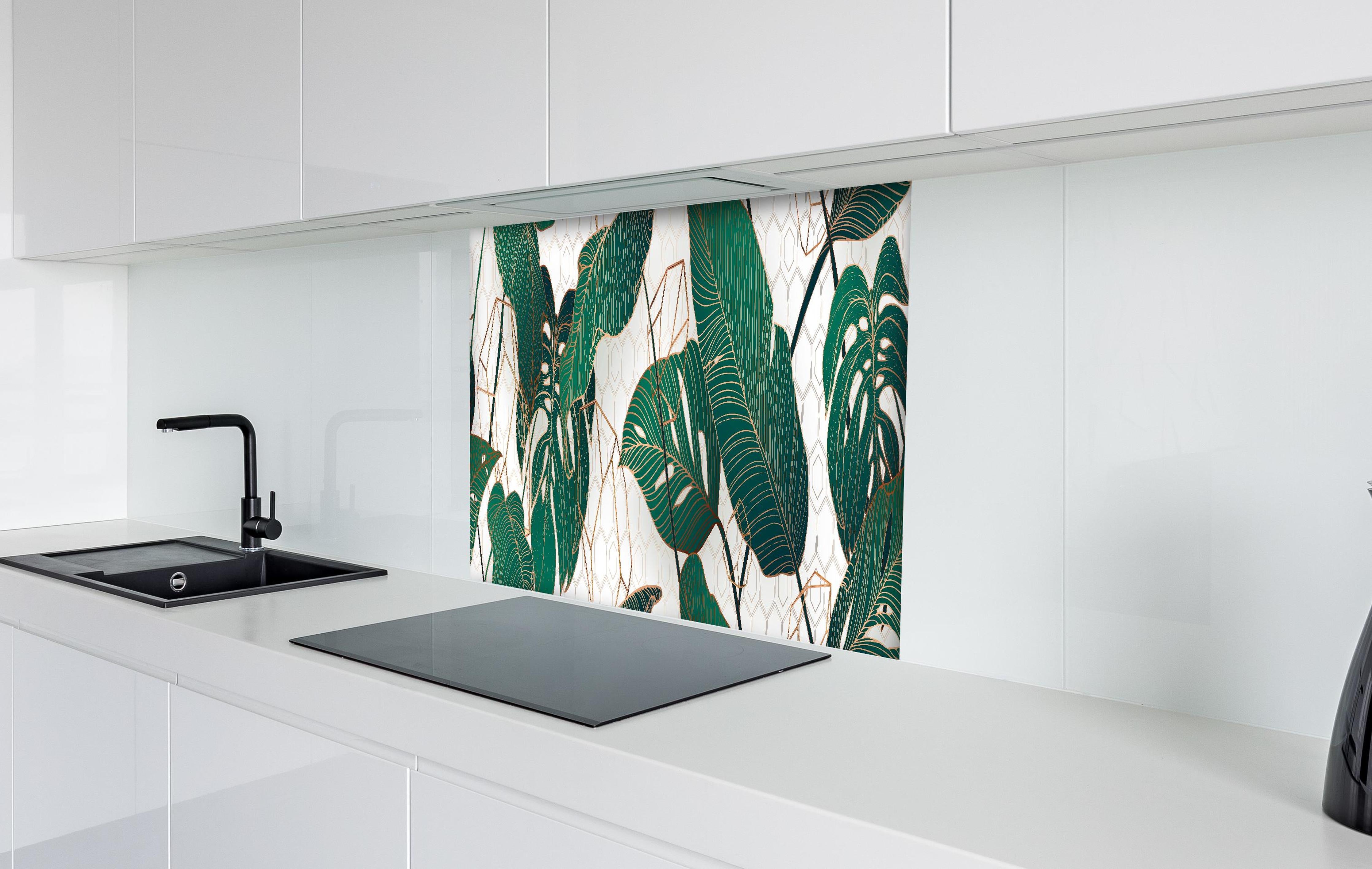 Spritzschutz - Grüne Blätter auf eleganter Tapete hinter einem Cerankochfeld zwischen Holz-Kochutensilien