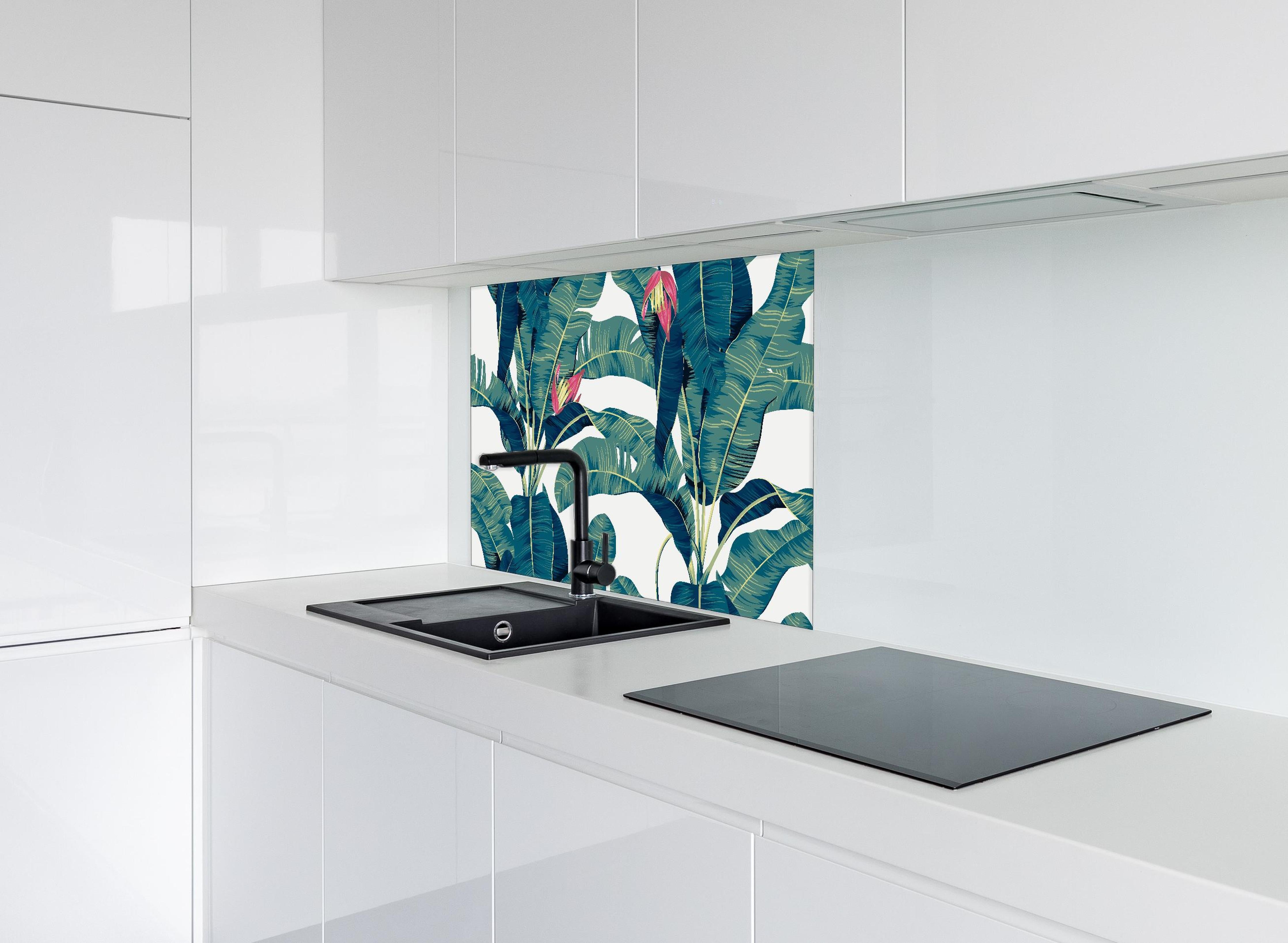 Spritzschutz - Grüne Exotische Bananenblätter Illustration hinter einem Cerankochfeld zwischen Holz-Kochutensilien