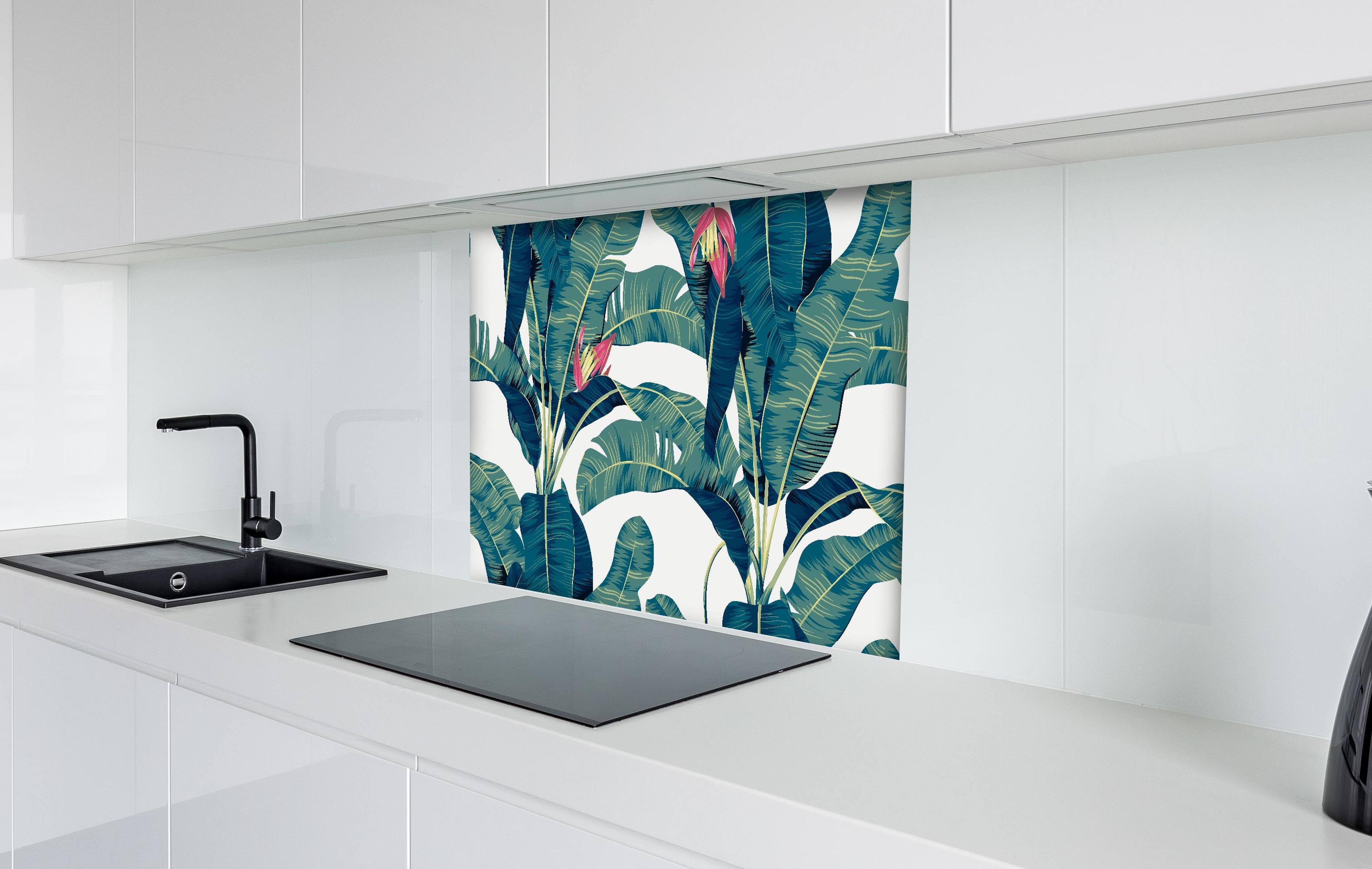 Spritzschutz - Grüne Exotische Bananenblätter Illustration hinter einem Cerankochfeld zwischen Holz-Kochutensilien