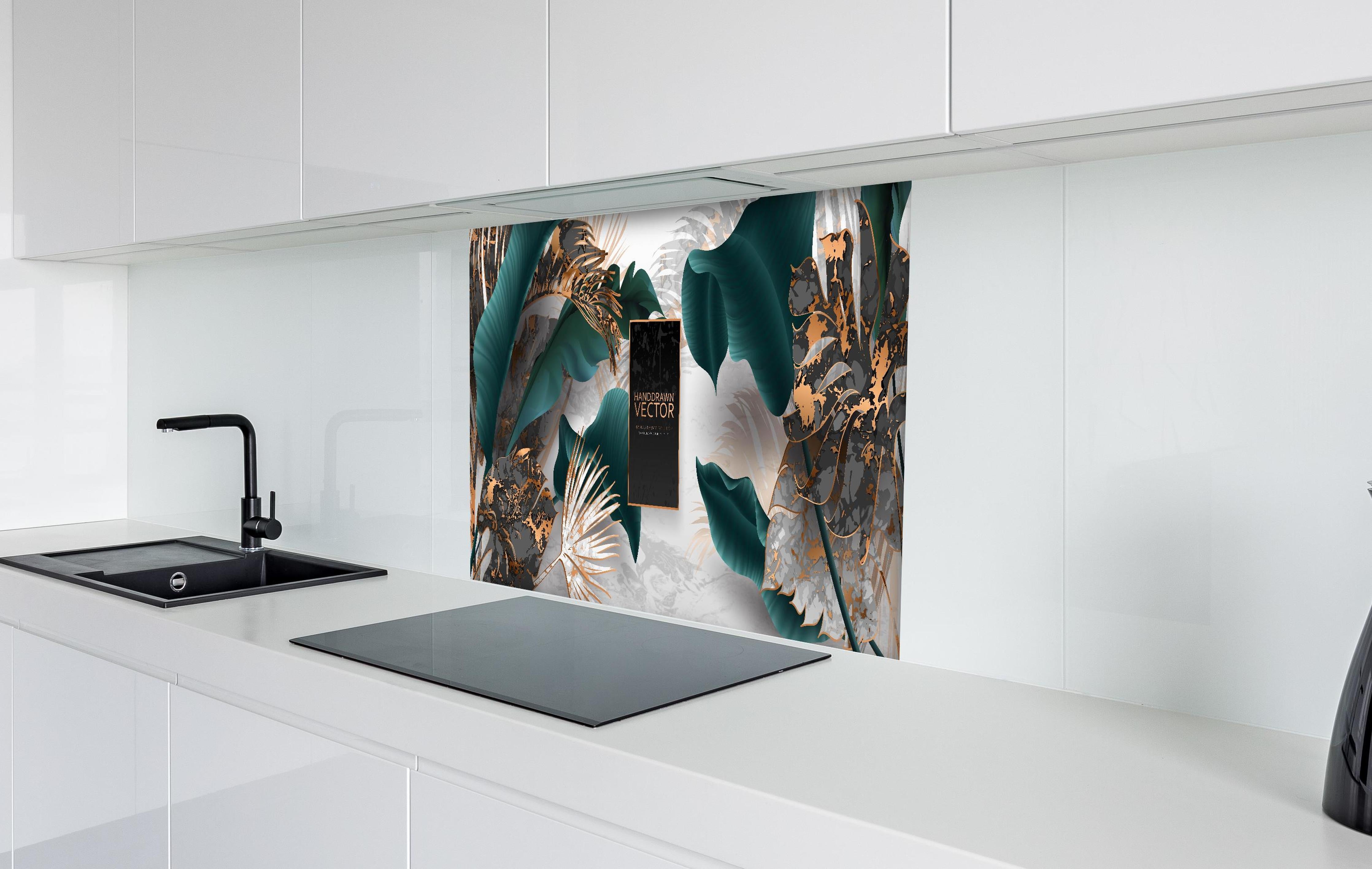 Spritzschutz - Grüne Tropenblätter mit goldenen Akzenten hinter einem Cerankochfeld zwischen Holz-Kochutensilien