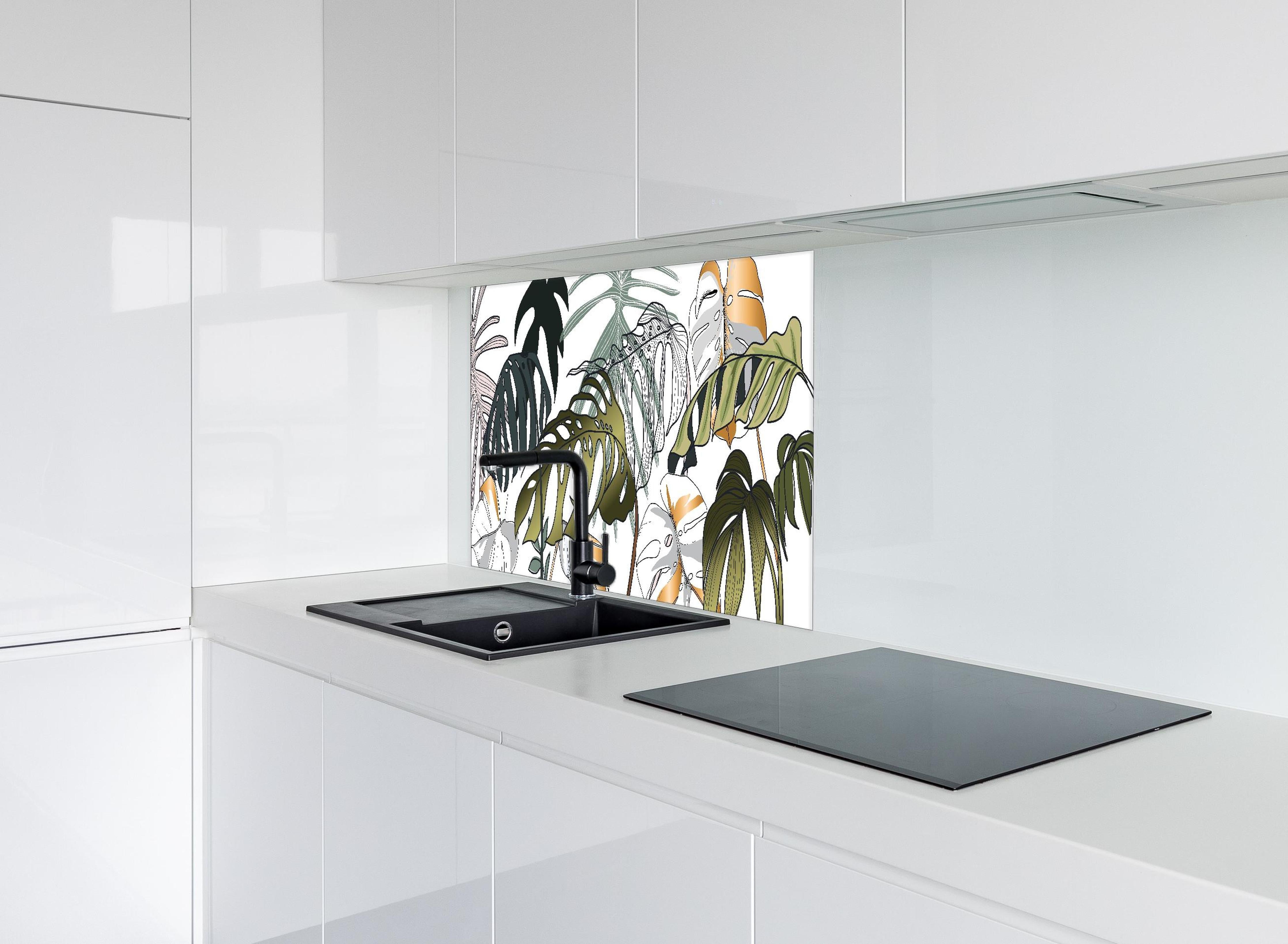 Spritzschutz - Grünes Tropenblättermuster für moderne Deko hinter einem Cerankochfeld zwischen Holz-Kochutensilien