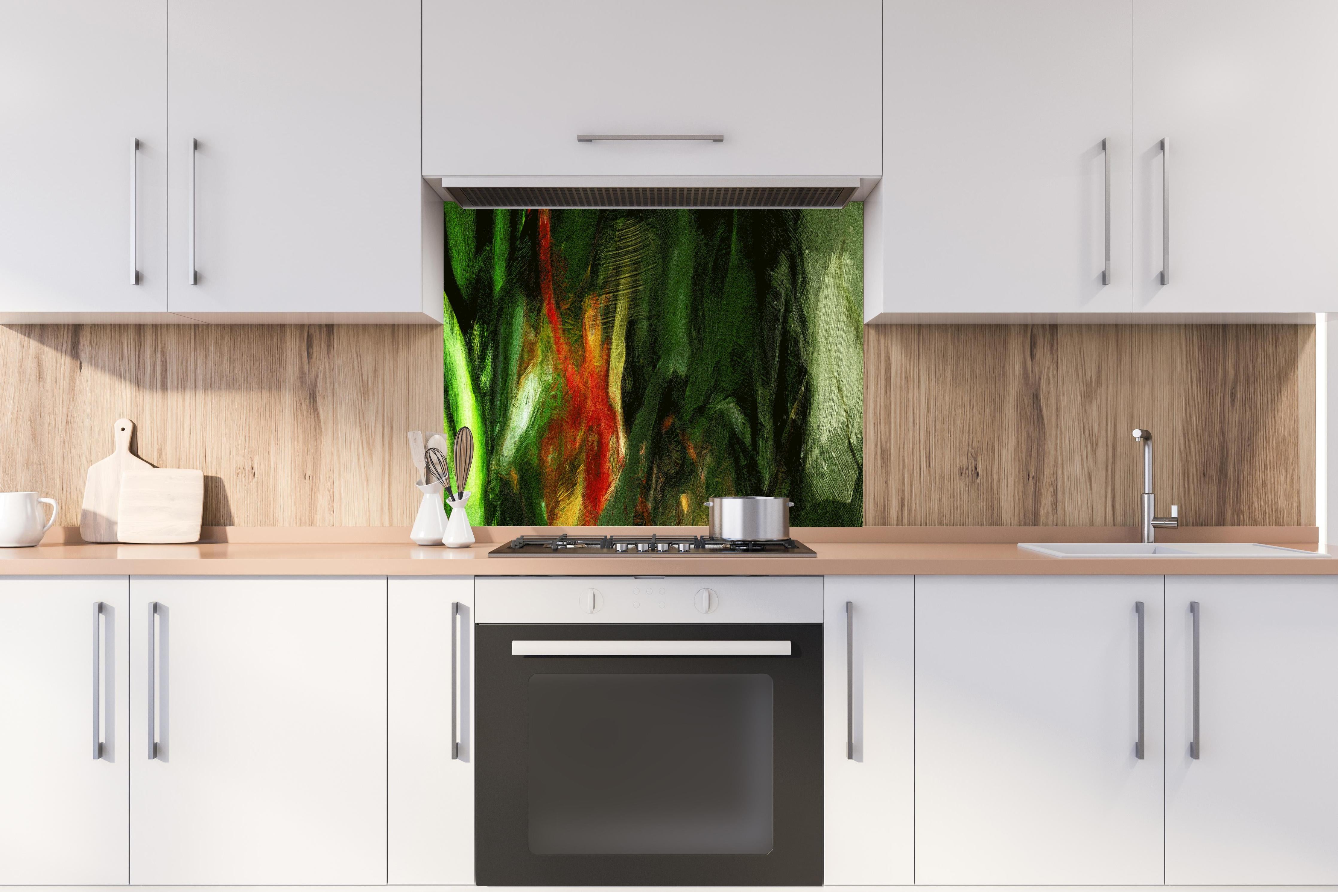 Spritzschutz - Grünes surreales Muster digitale Ölmalerei hinter einem Cerankochfeld zwischen Holz-Kochutensilien
