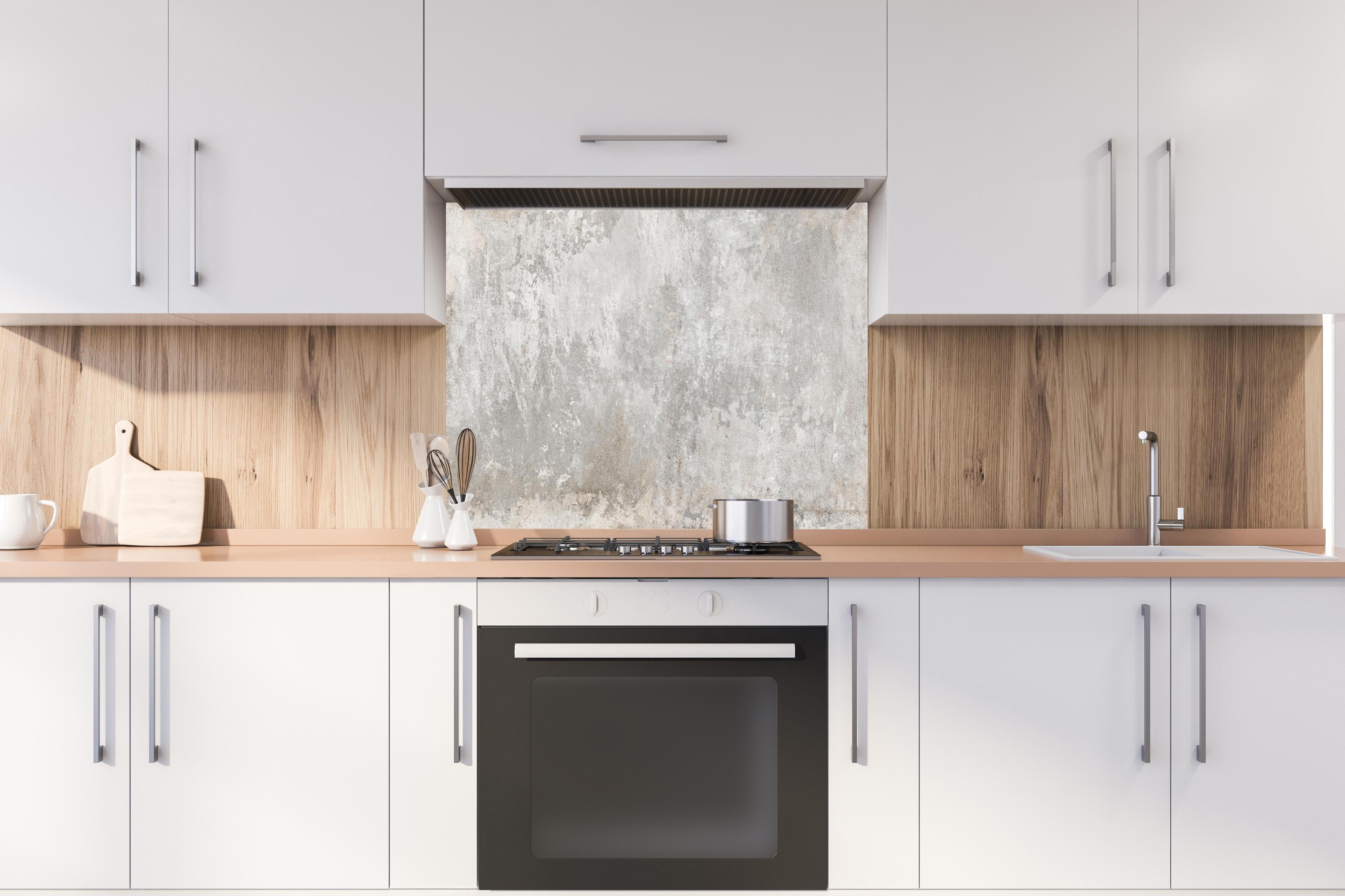 Spritzschutz - Grunge Zement Wandtextur hinter einem Cerankochfeld zwischen Holz-Kochutensilien