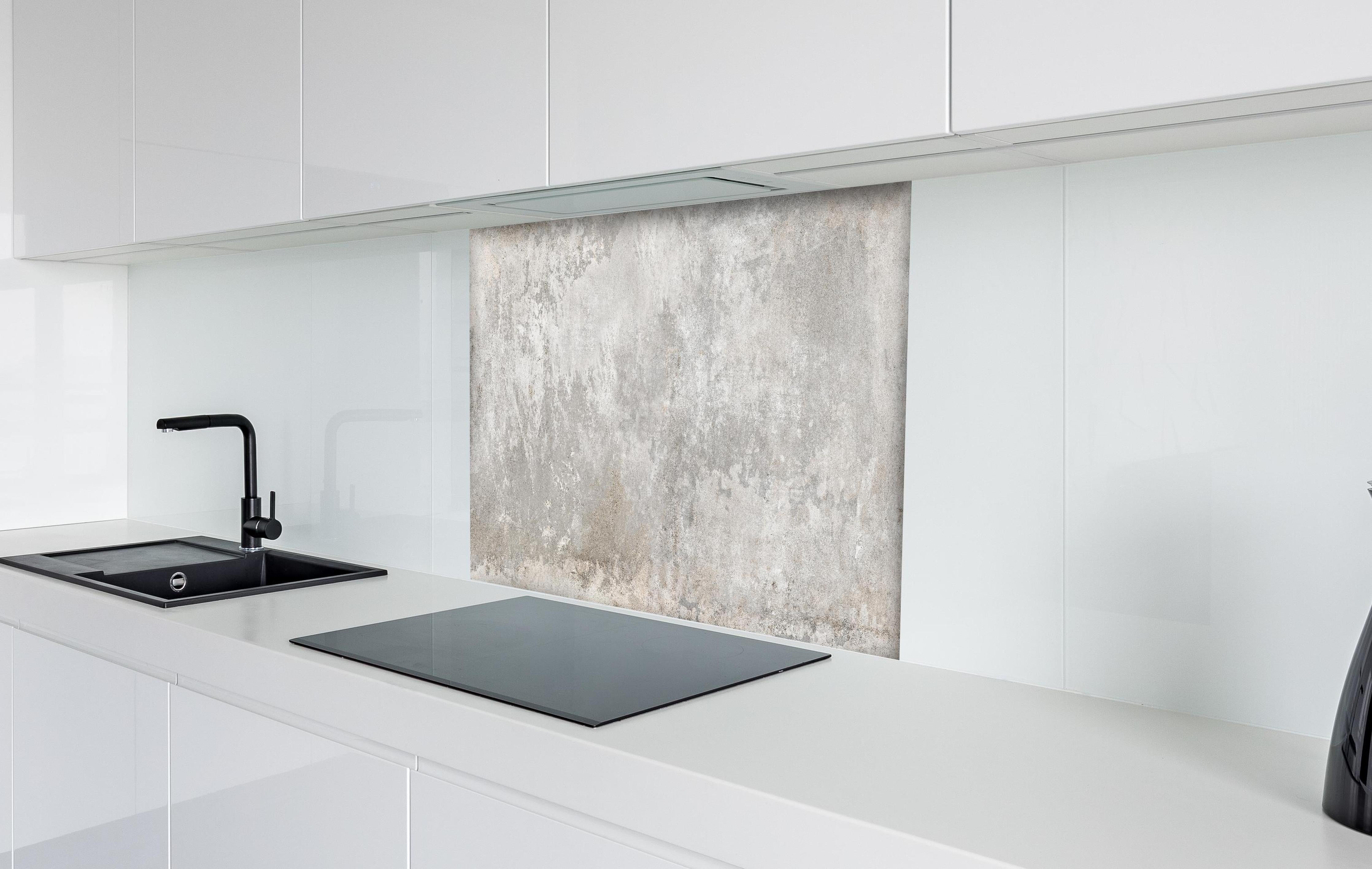 Spritzschutz - Grunge Zement Wandtextur hinter einem Cerankochfeld zwischen Holz-Kochutensilien