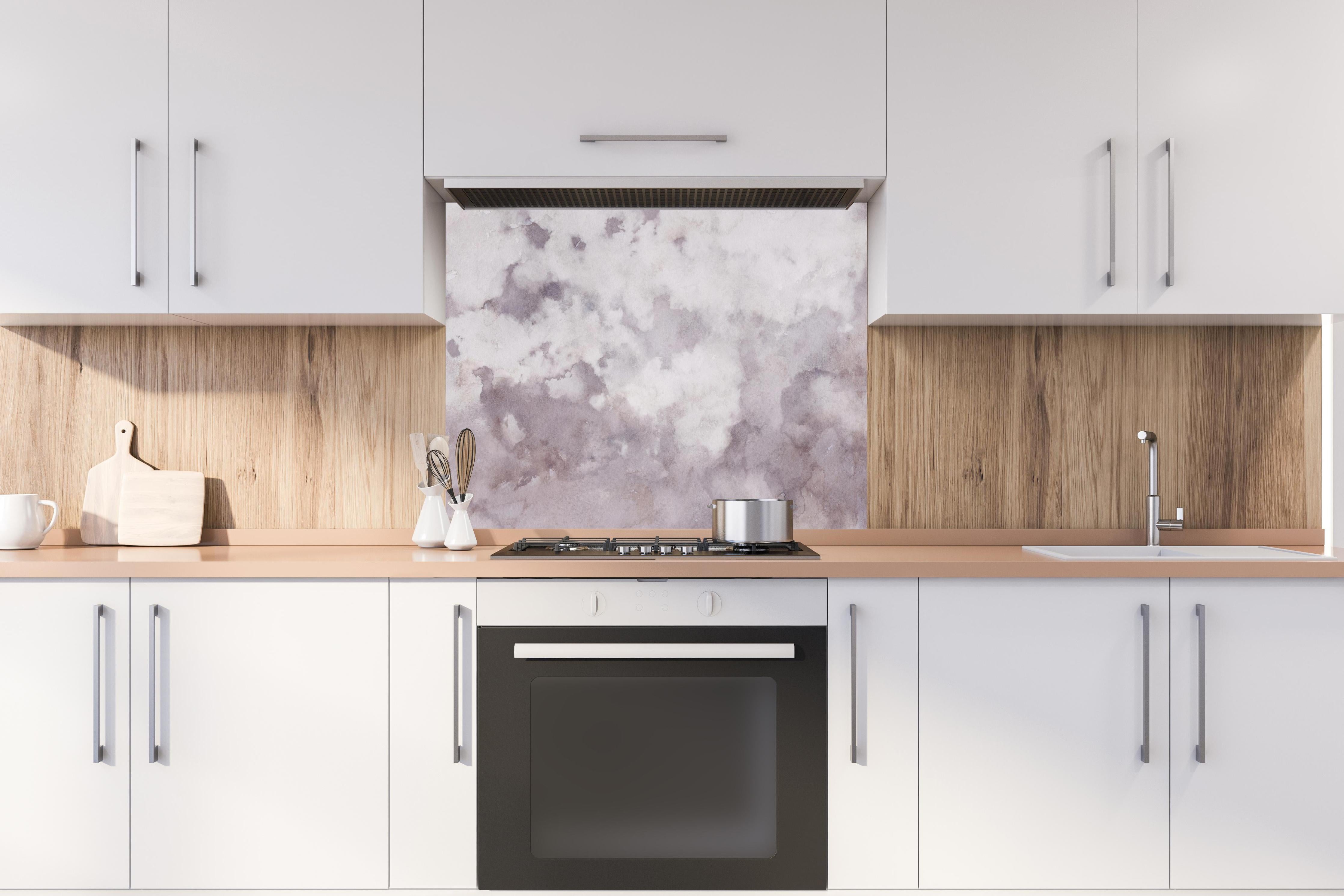 Spritzschutz - Grunges Design - Aquarellmalerei hinter einem Cerankochfeld zwischen Holz-Kochutensilien