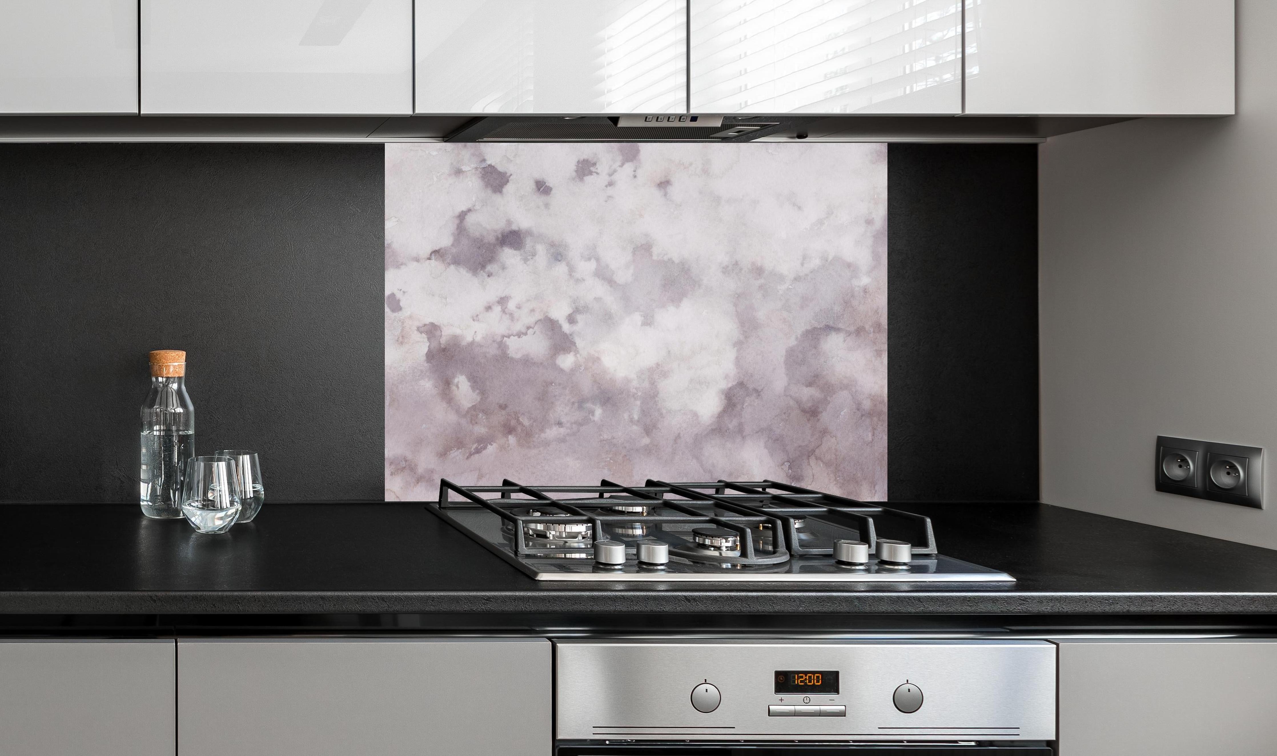 Spritzschutz - Grunges Design - Aquarellmalerei hinter einem Cerankochfeld zwischen Holz-Kochutensilien