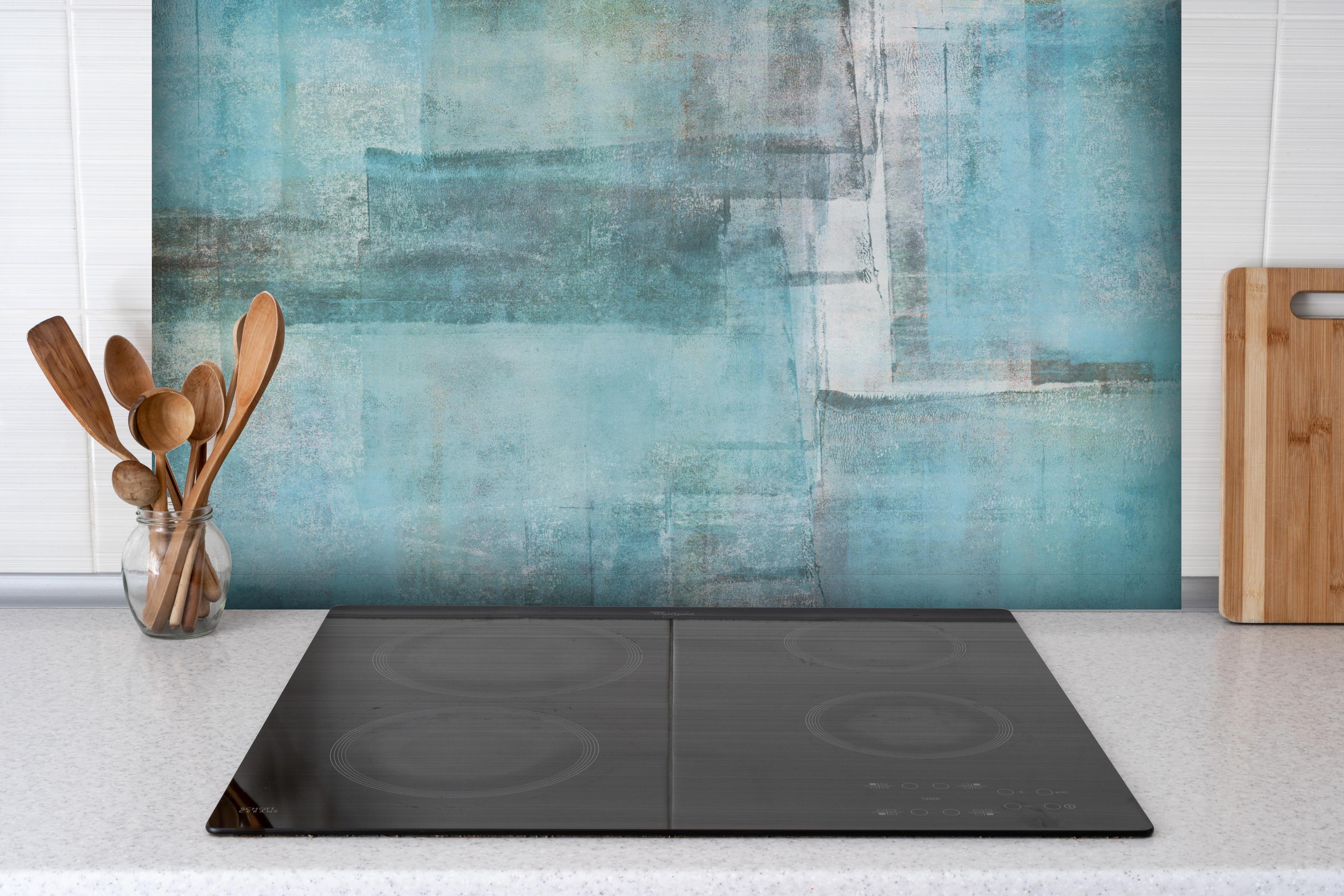 Spritzschutz - Grungy Abstract Hintergrund in Blau-Tönen hinter einem Cerankochfeld zwischen Holz-Kochutensilien