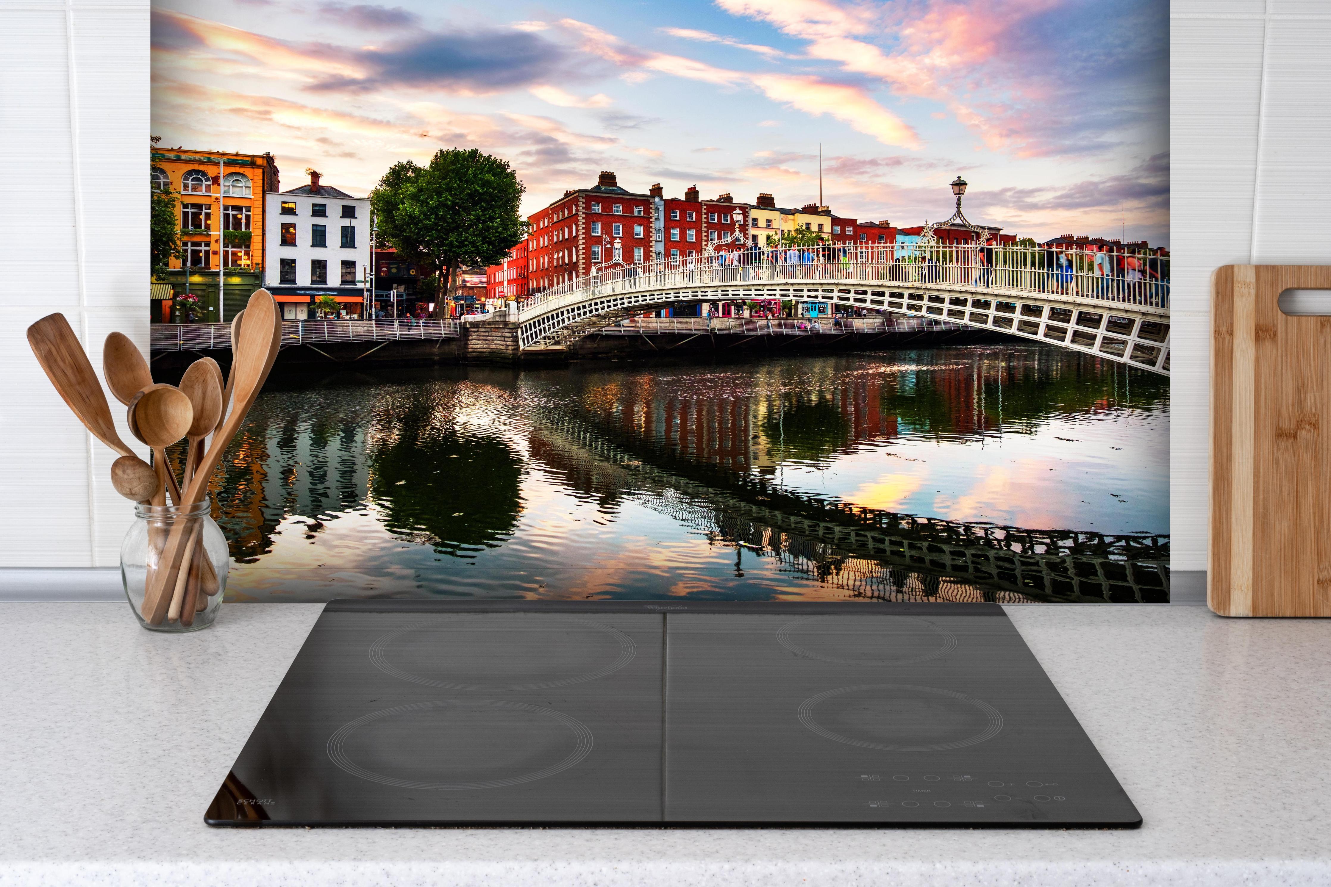 Spritzschutz - Ha Penny Bridge - Dublin hinter einem Cerankochfeld zwischen Holz-Kochutensilien