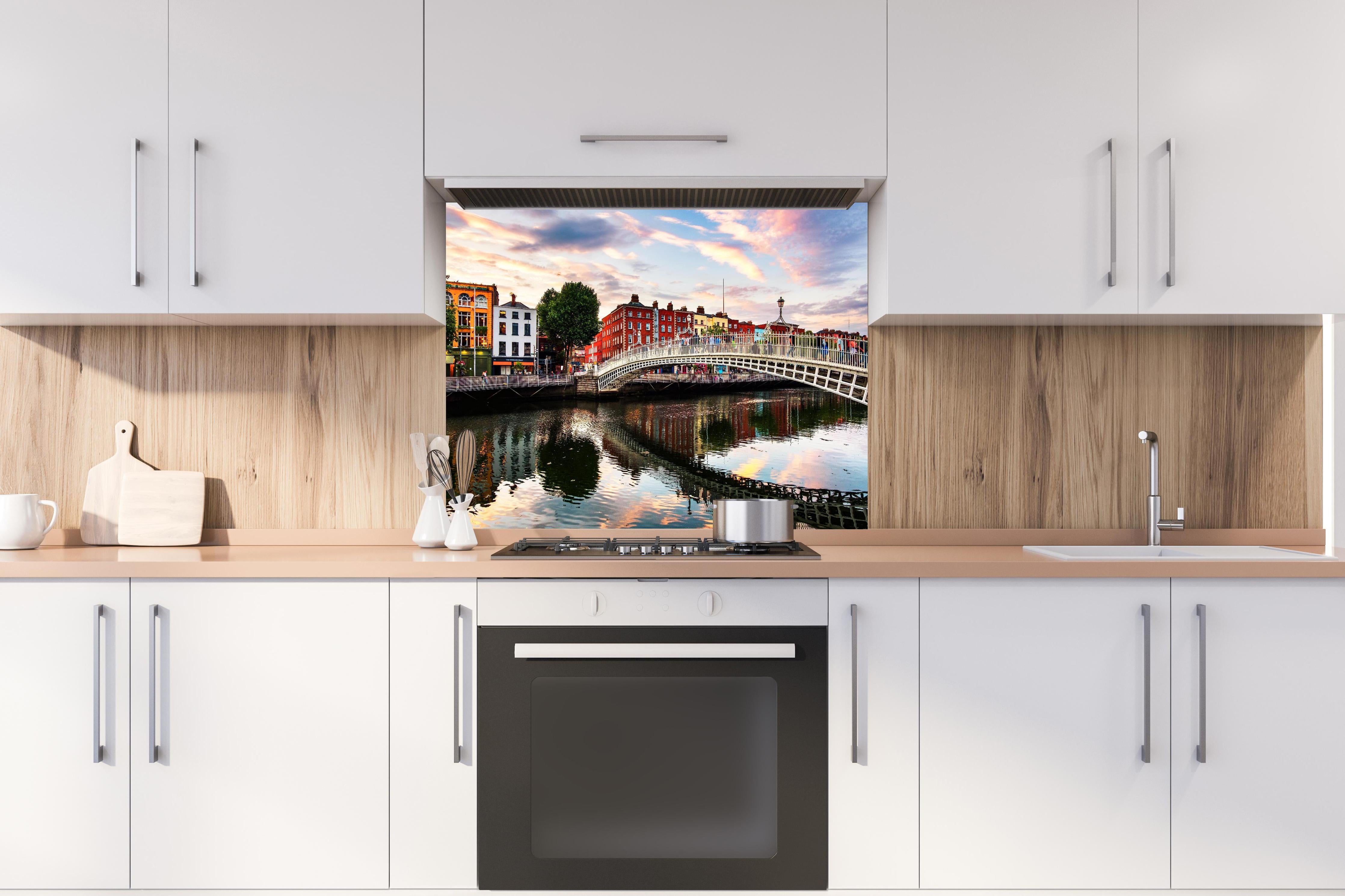 Spritzschutz - Ha Penny Bridge - Dublin hinter einem Cerankochfeld zwischen Holz-Kochutensilien