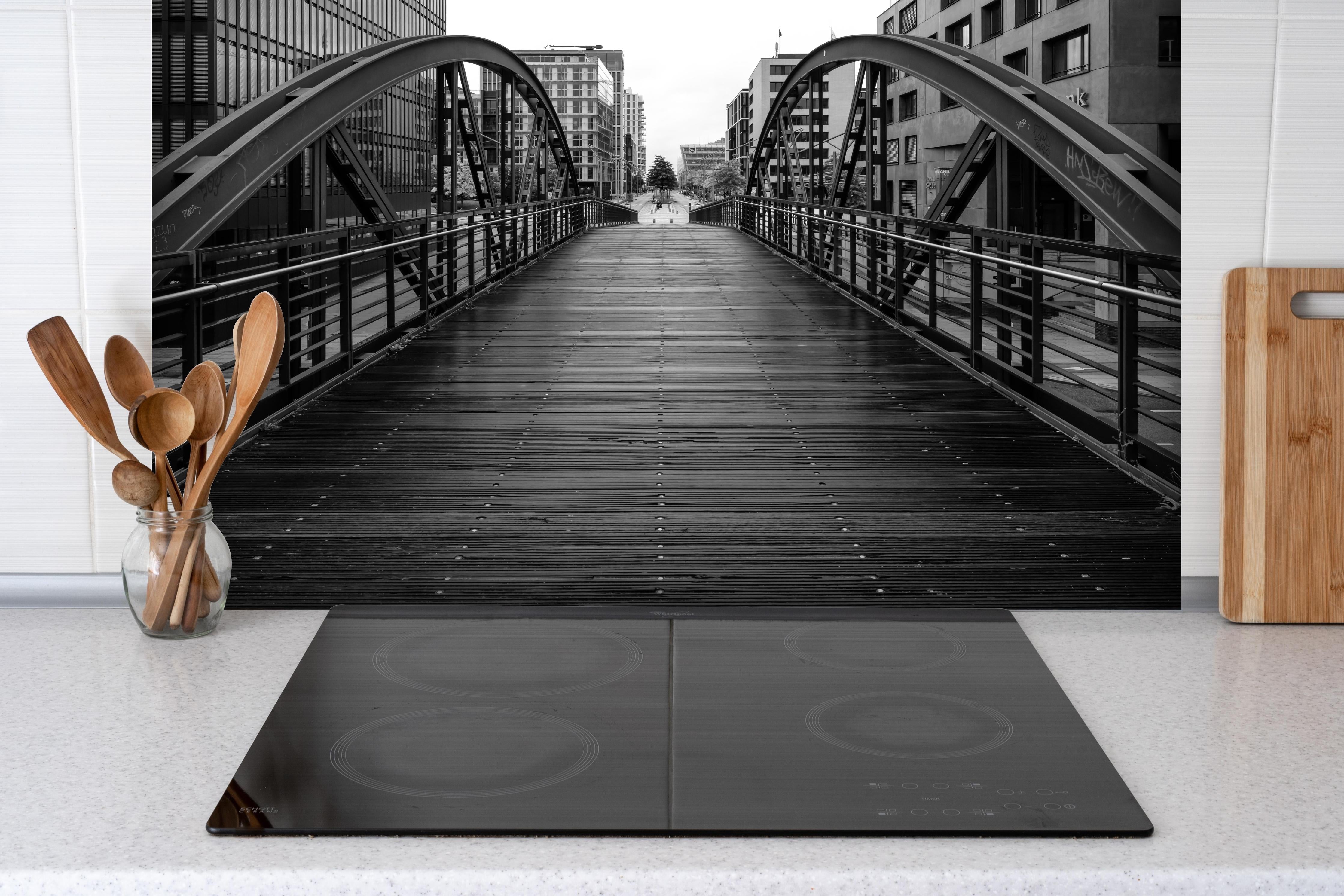 Spritzschutz - Hamburg - magische Brücke hinter einem Cerankochfeld zwischen Holz-Kochutensilien