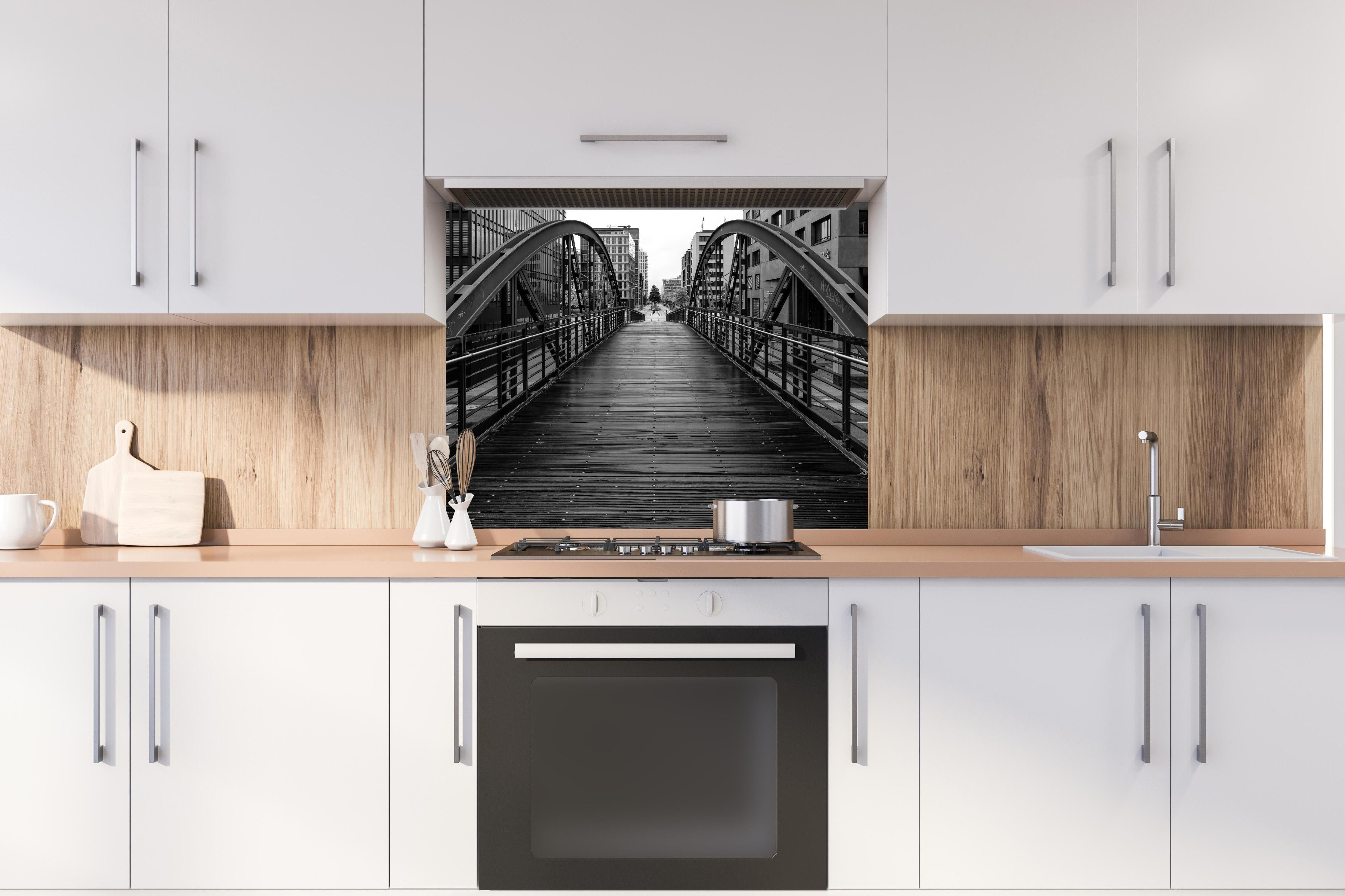 Spritzschutz - Hamburg - magische Brücke hinter einem Cerankochfeld zwischen Holz-Kochutensilien