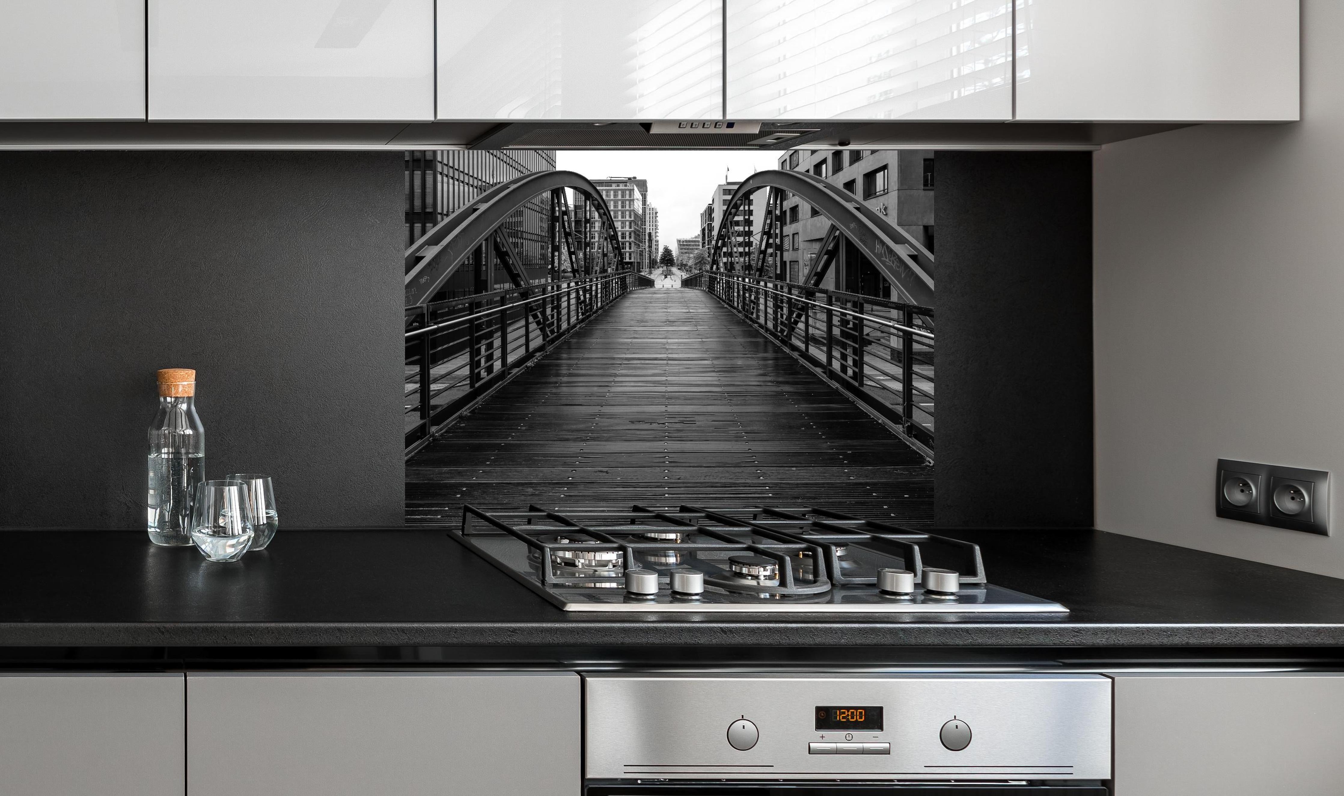 Spritzschutz - Hamburg - magische Brücke hinter einem Cerankochfeld zwischen Holz-Kochutensilien