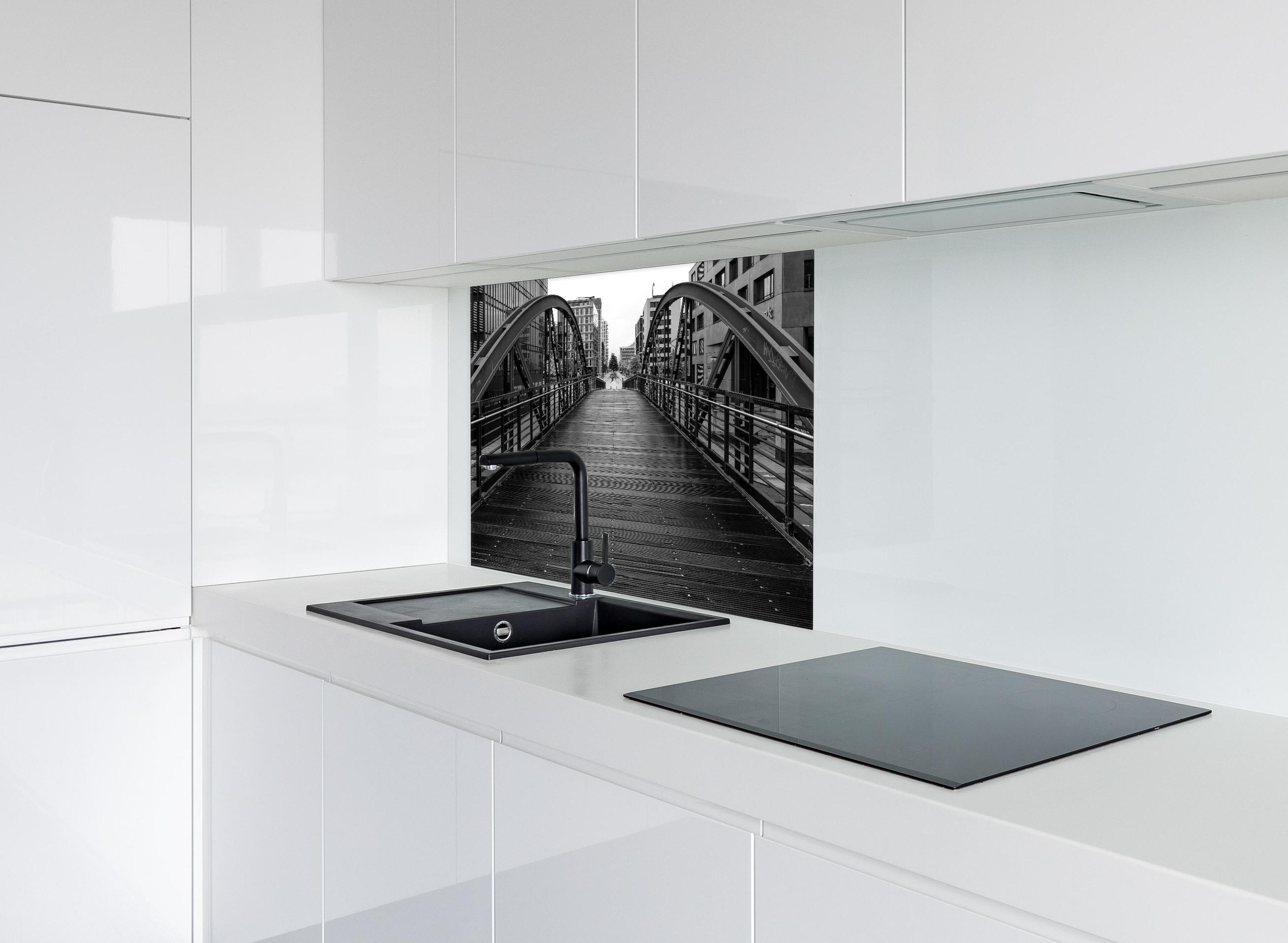 Spritzschutz - Hamburg - magische Brücke hinter einem Cerankochfeld zwischen Holz-Kochutensilien