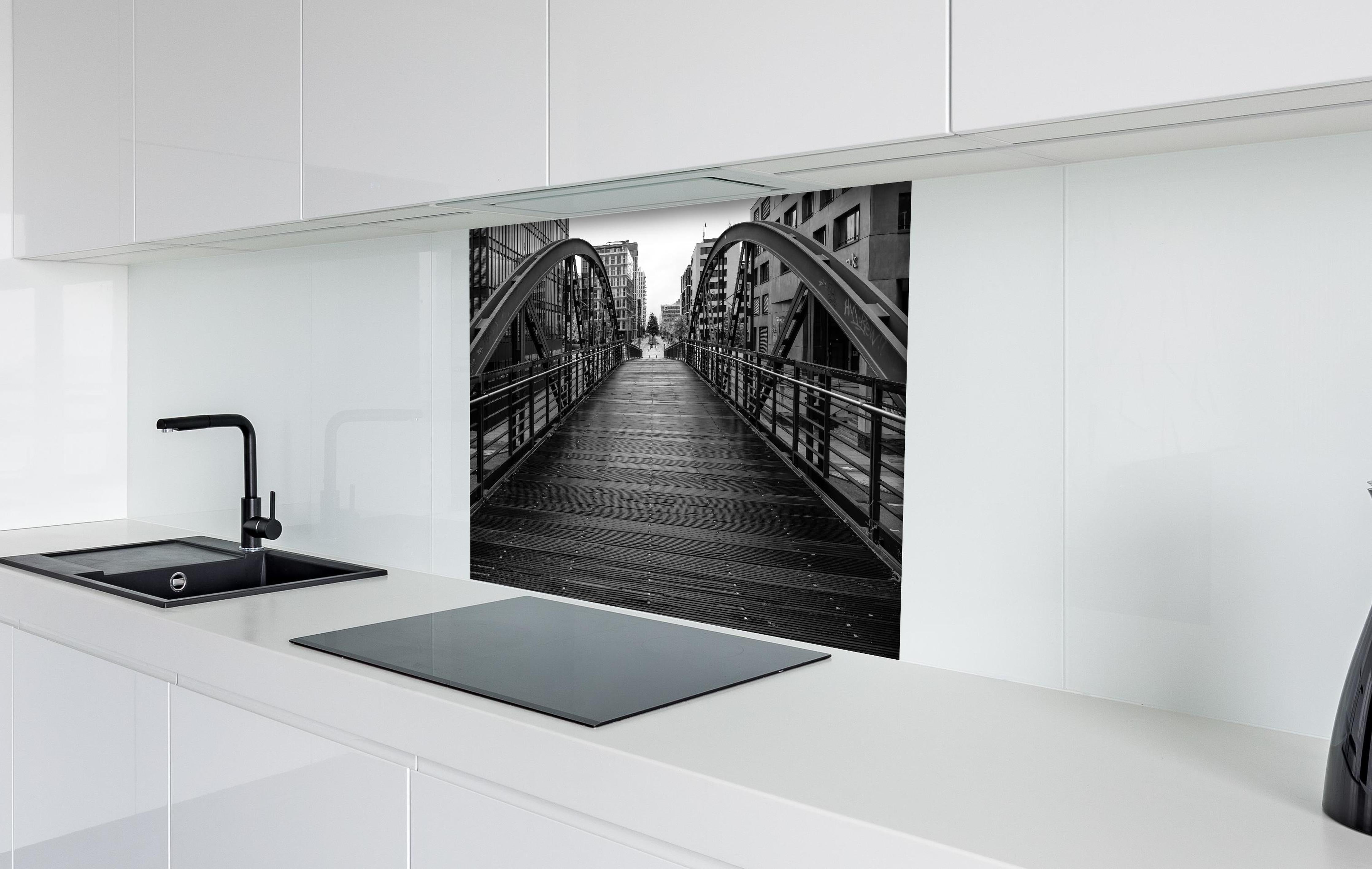 Spritzschutz - Hamburg - magische Brücke hinter einem Cerankochfeld zwischen Holz-Kochutensilien