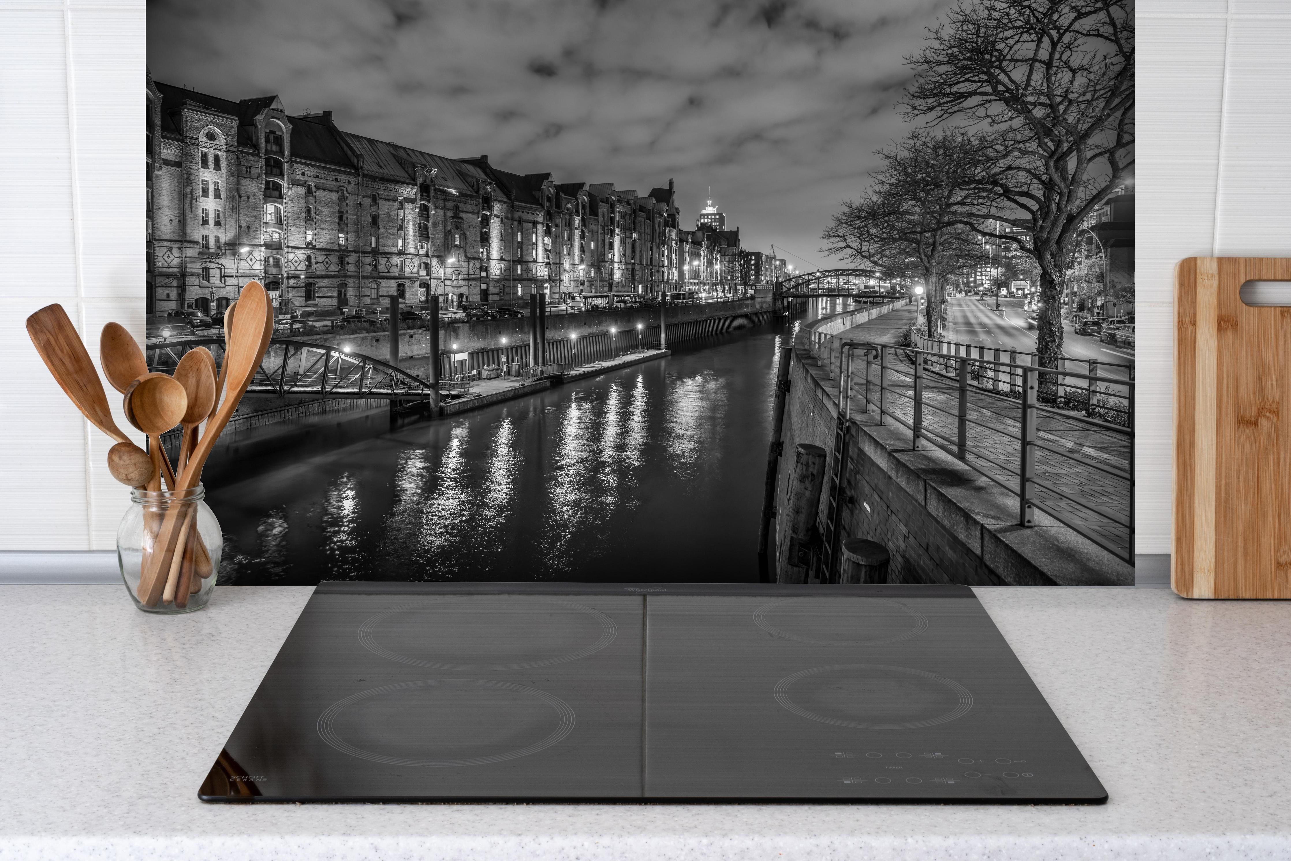 Spritzschutz - Hamburg Nacht hinter einem Cerankochfeld zwischen Holz-Kochutensilien