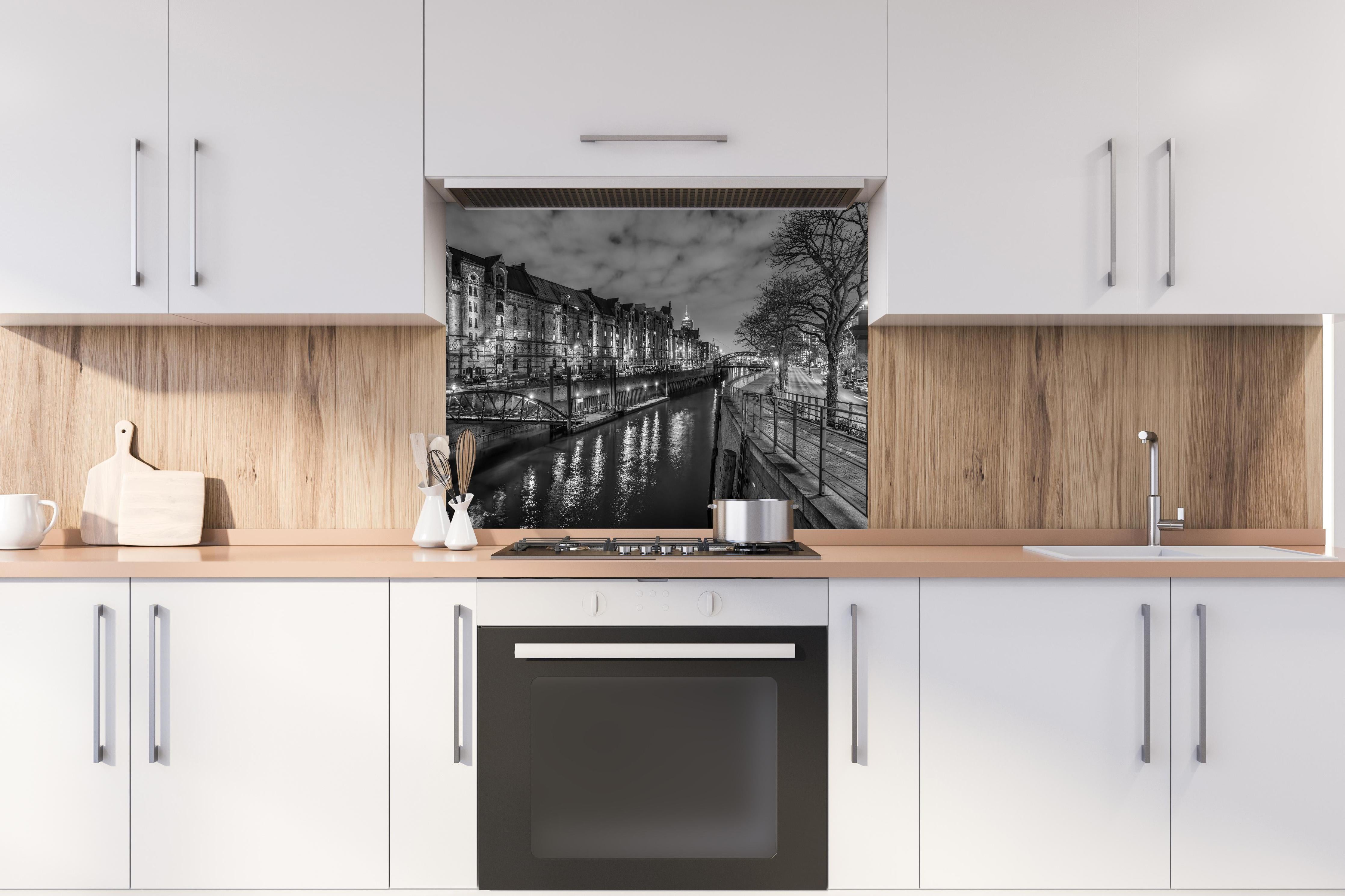 Spritzschutz - Hamburg Nacht hinter einem Cerankochfeld zwischen Holz-Kochutensilien