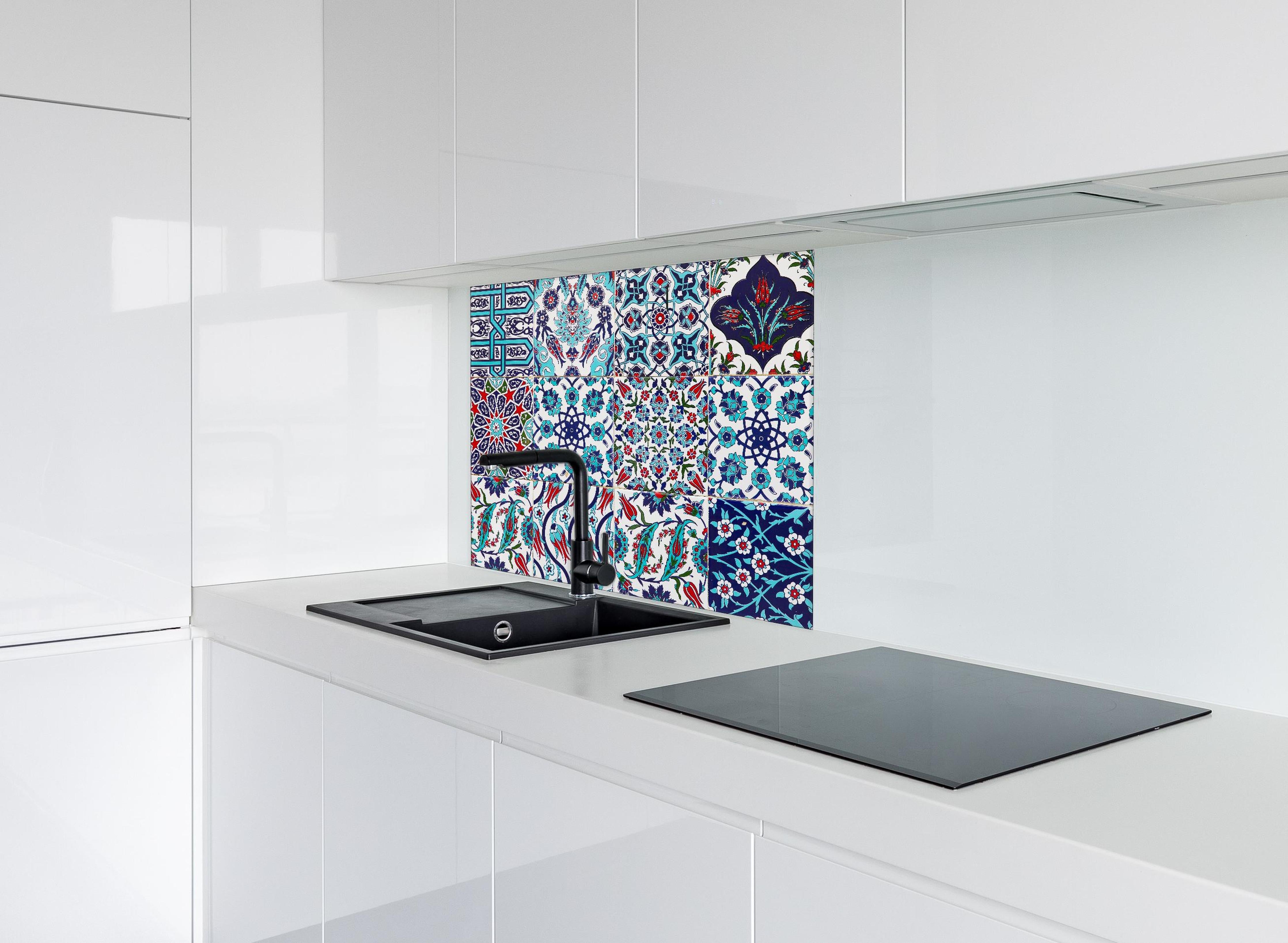 Spritzschutz - Handgefertigte osmanische Fliesen Türkisblau hinter einem Cerankochfeld zwischen Holz-Kochutensilien