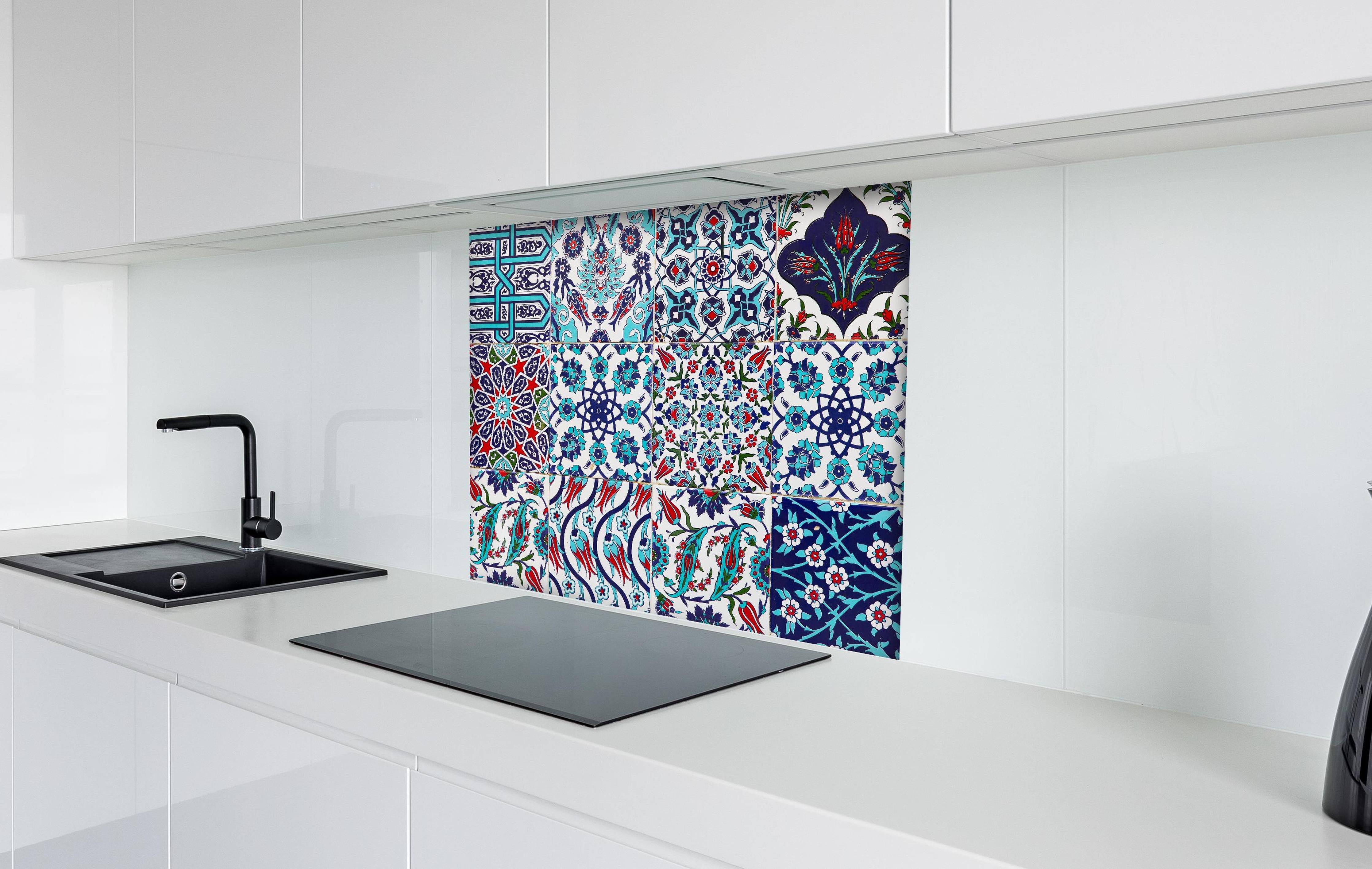 Spritzschutz - Handgefertigte osmanische Fliesen Türkisblau hinter einem Cerankochfeld zwischen Holz-Kochutensilien