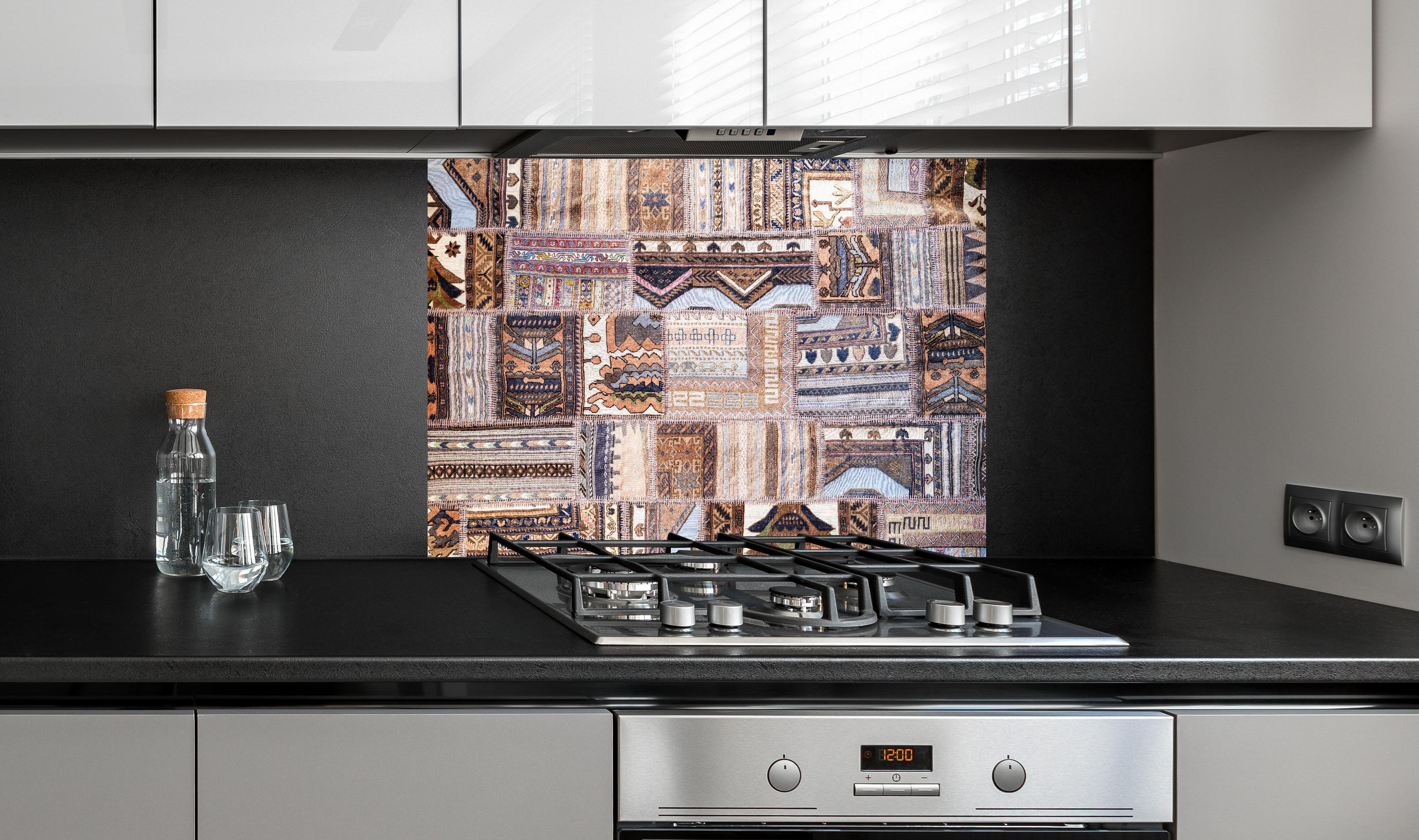 Spritzschutz - Handgemachte Türkische Kilim Teppichdesigns hinter einem Cerankochfeld zwischen Holz-Kochutensilien