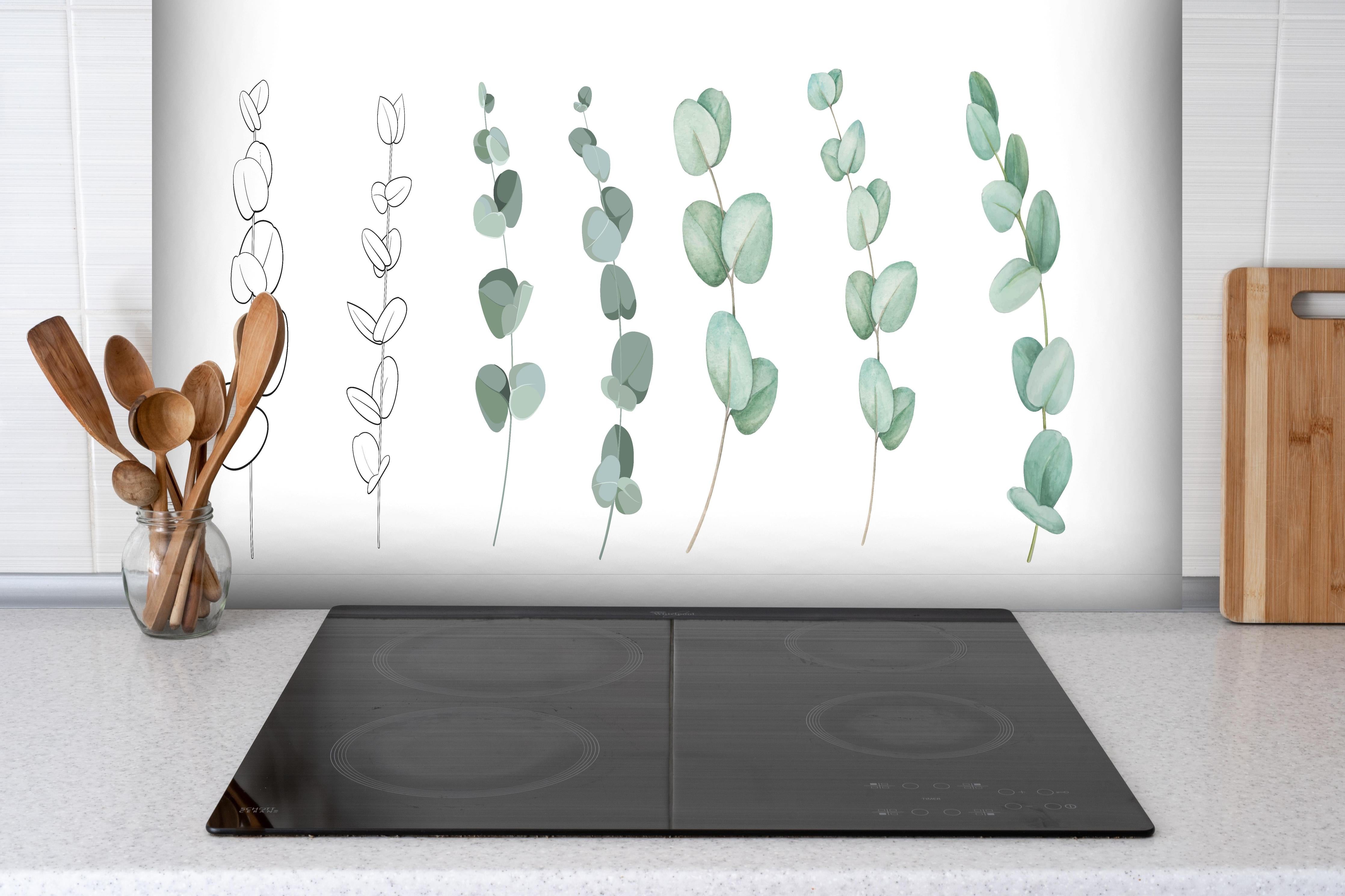 Spritzschutz - Handgemalte Eukalyptus Zweige in Aquarell hinter einem Cerankochfeld zwischen Holz-Kochutensilien