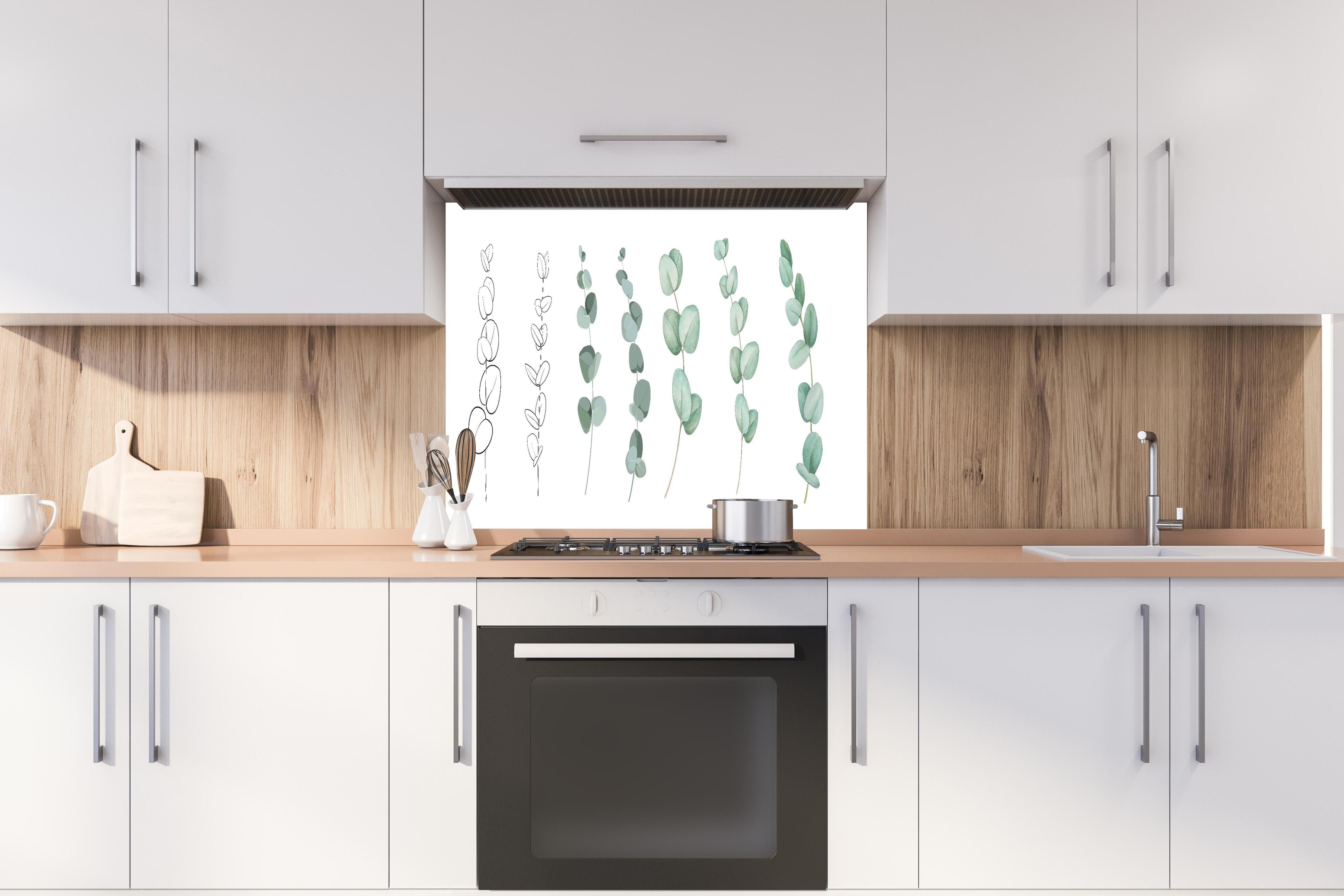 Spritzschutz - Handgemalte Eukalyptus Zweige in Aquarell hinter einem Cerankochfeld zwischen Holz-Kochutensilien