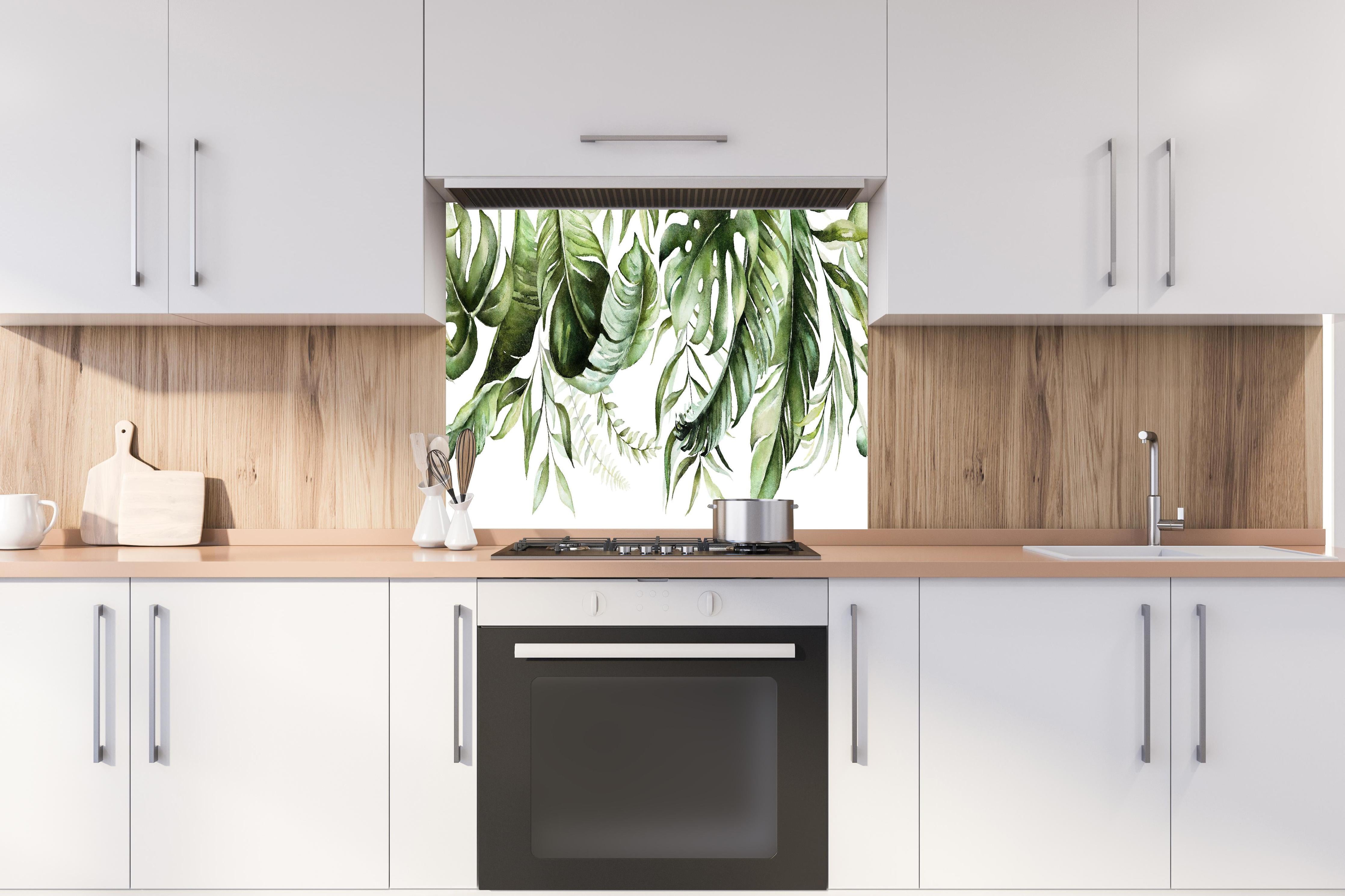 Spritzschutz - Handgemalte Grüne Tropenblätter Aquarellkunst hinter einem Cerankochfeld zwischen Holz-Kochutensilien