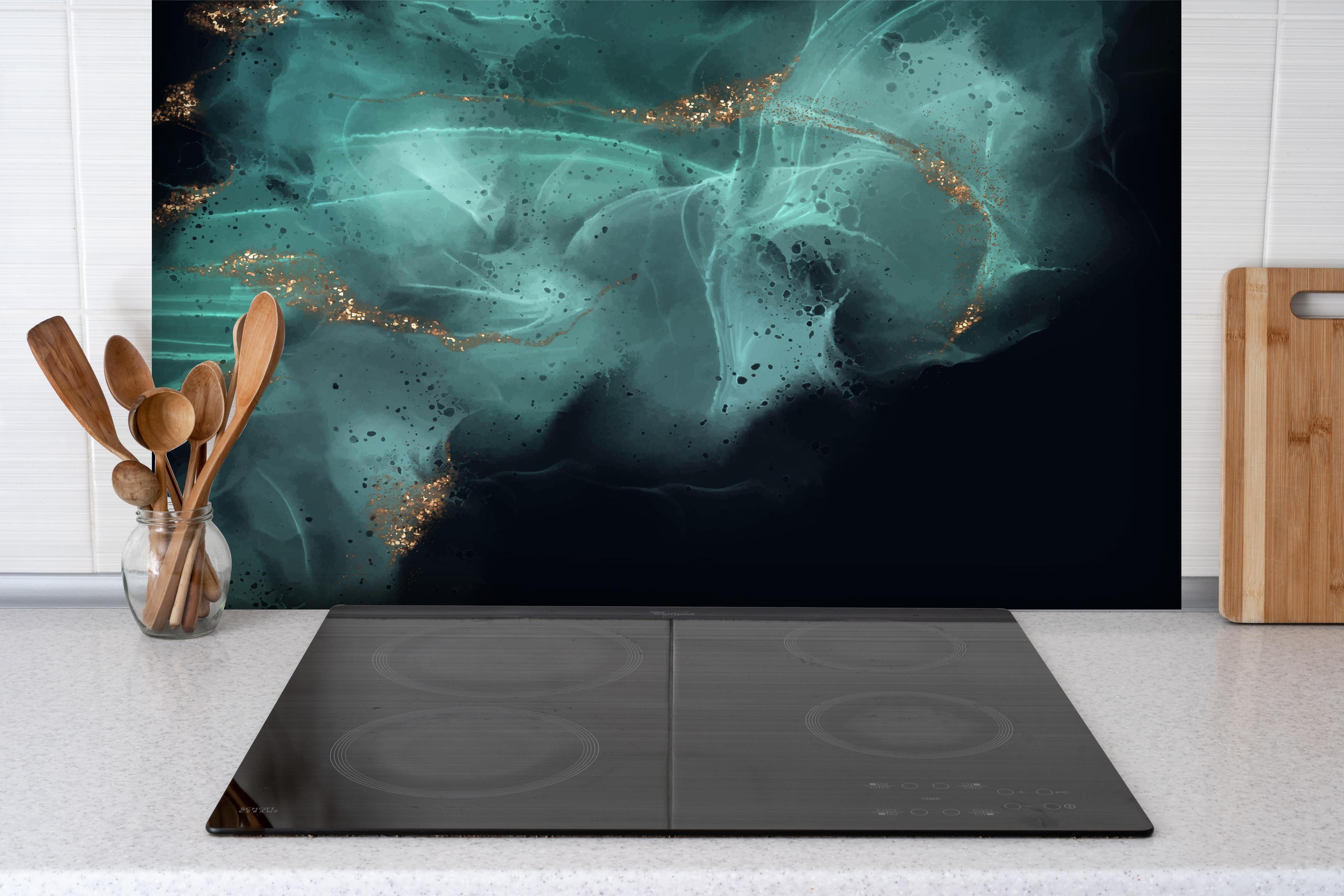 Spritzschutz - Handgemaltes Türkis-Gold Tinten Kunstwerk hinter einem Cerankochfeld zwischen Holz-Kochutensilien