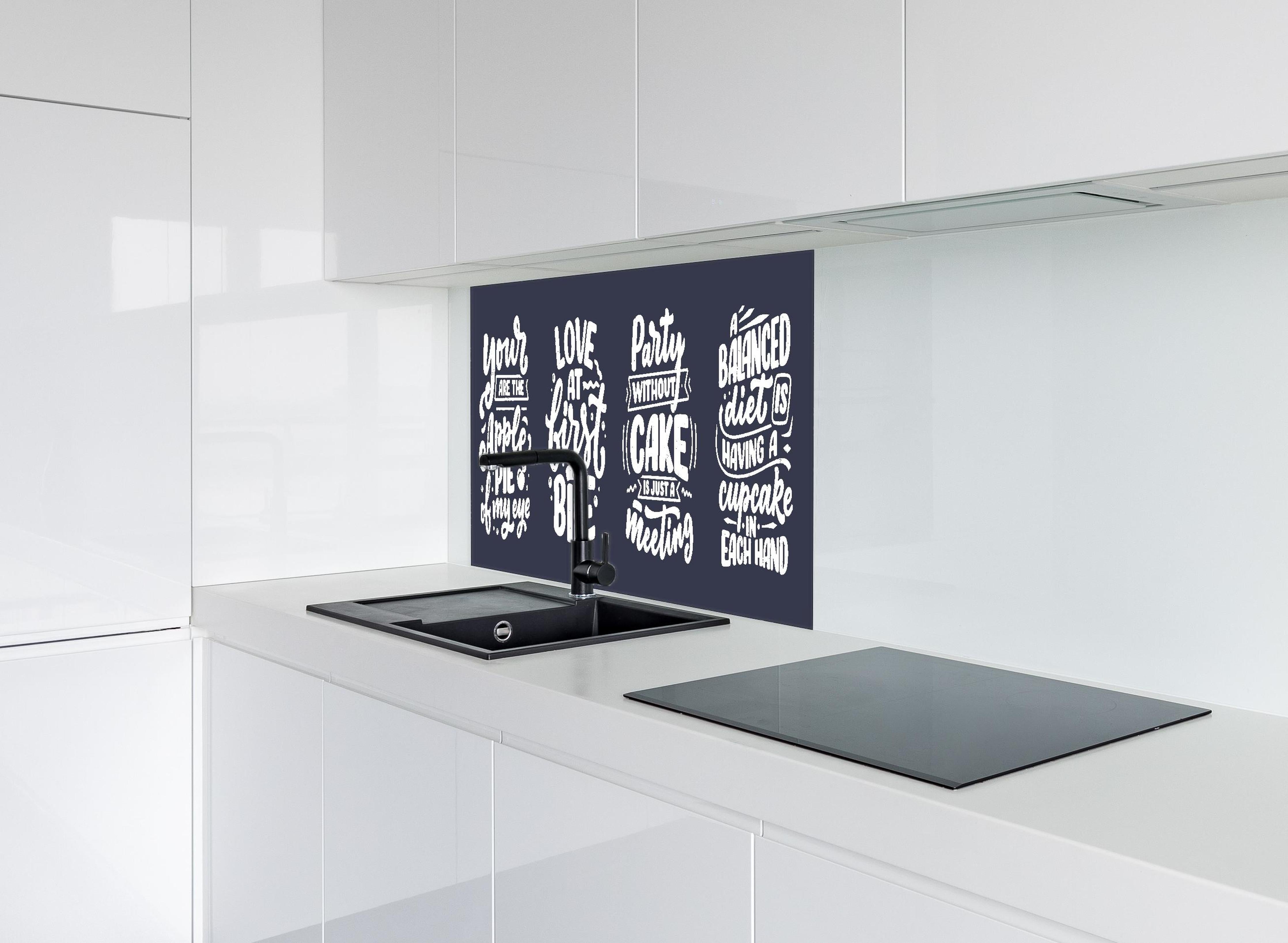 Spritzschutz - Handgeschriebene Sprüche in Weiß auf Dunkelblau hinter einem Cerankochfeld zwischen Holz-Kochutensilien