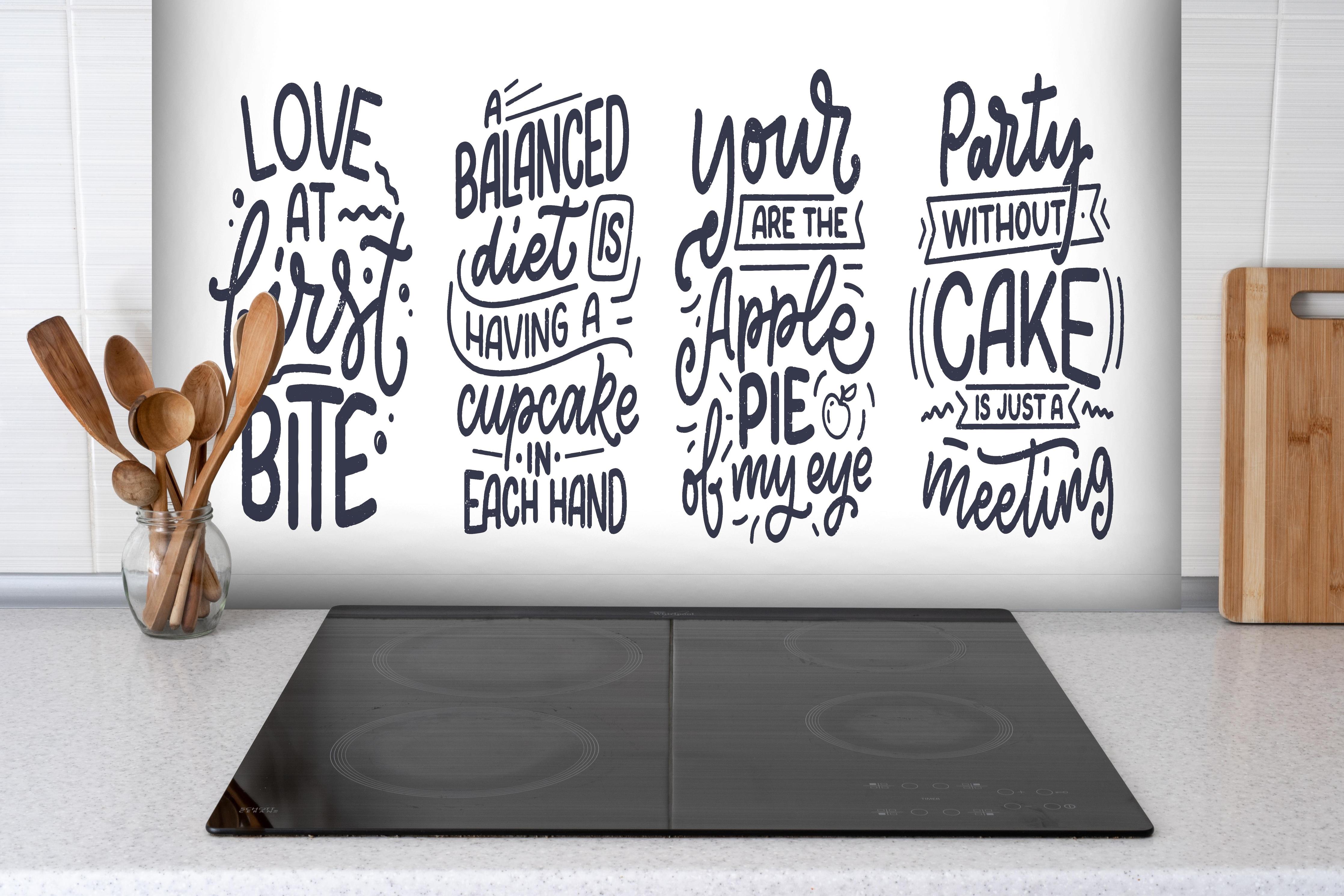 Spritzschutz - Handgeschriebene süße Kuchen Zitate hinter einem Cerankochfeld zwischen Holz-Kochutensilien