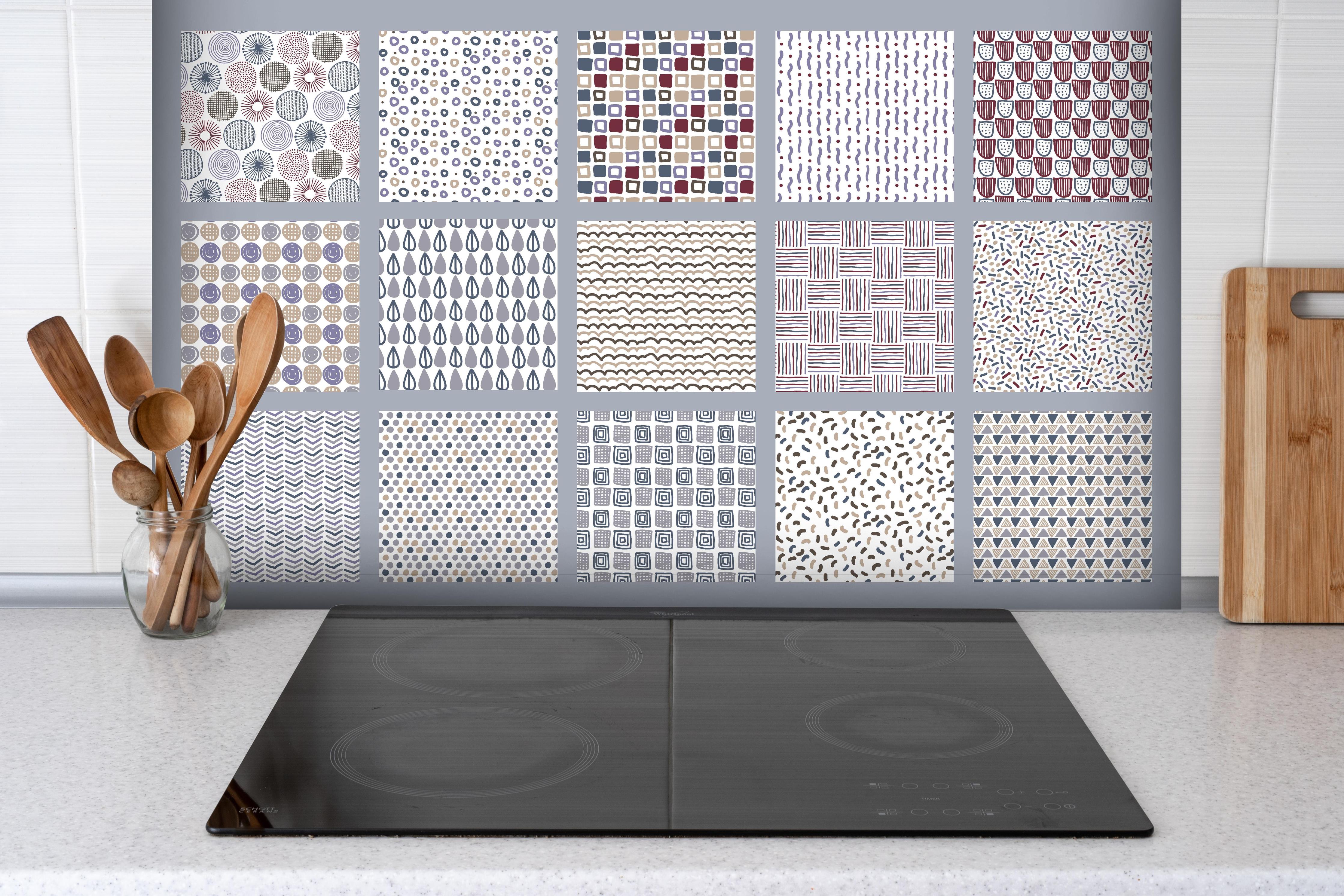 Spritzschutz - Handgezeichnet Skandinavischer Stil Abstrakte Muster hinter einem Cerankochfeld zwischen Holz-Kochutensilien