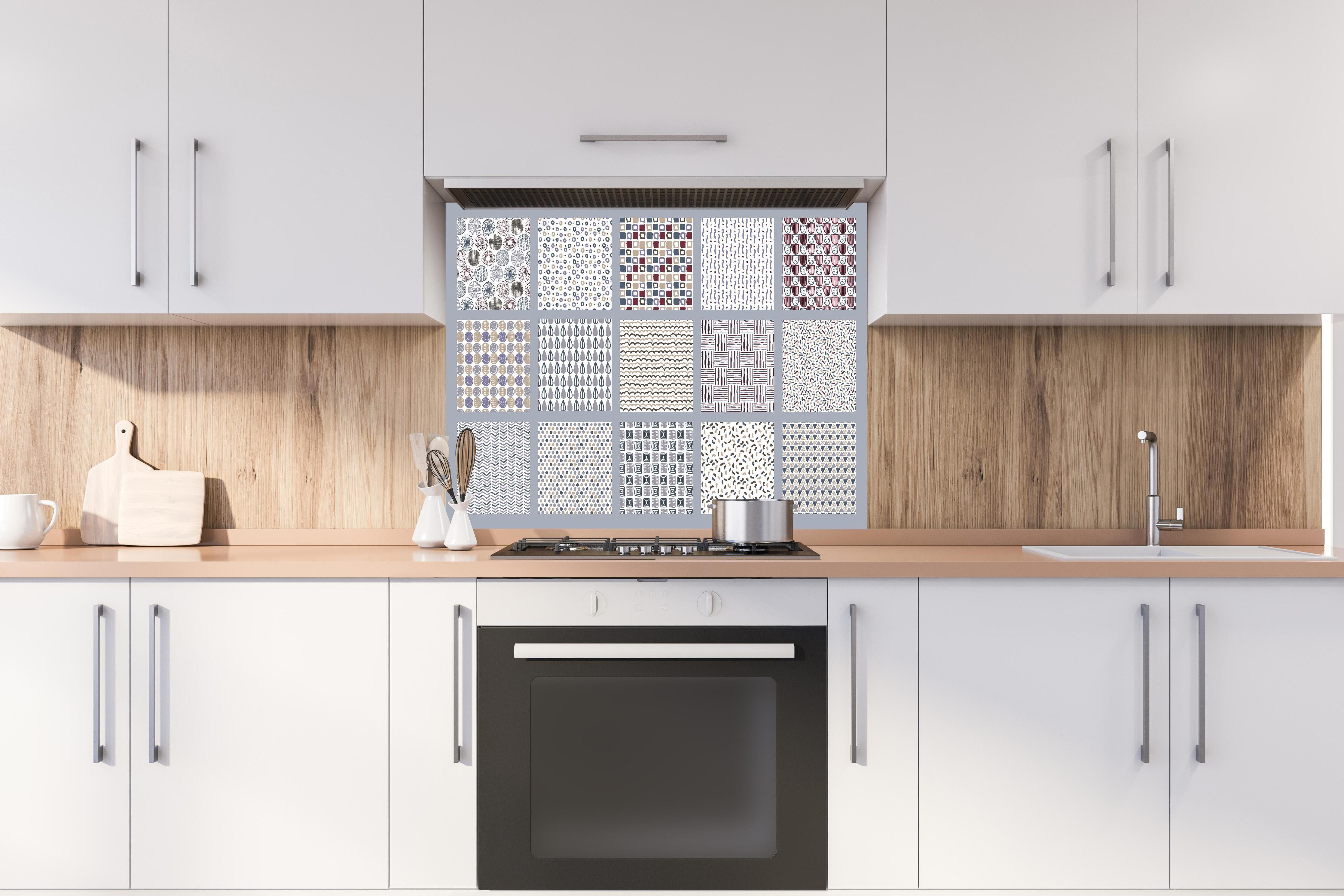 Spritzschutz - Handgezeichnet Skandinavischer Stil Abstrakte Muster hinter einem Cerankochfeld zwischen Holz-Kochutensilien