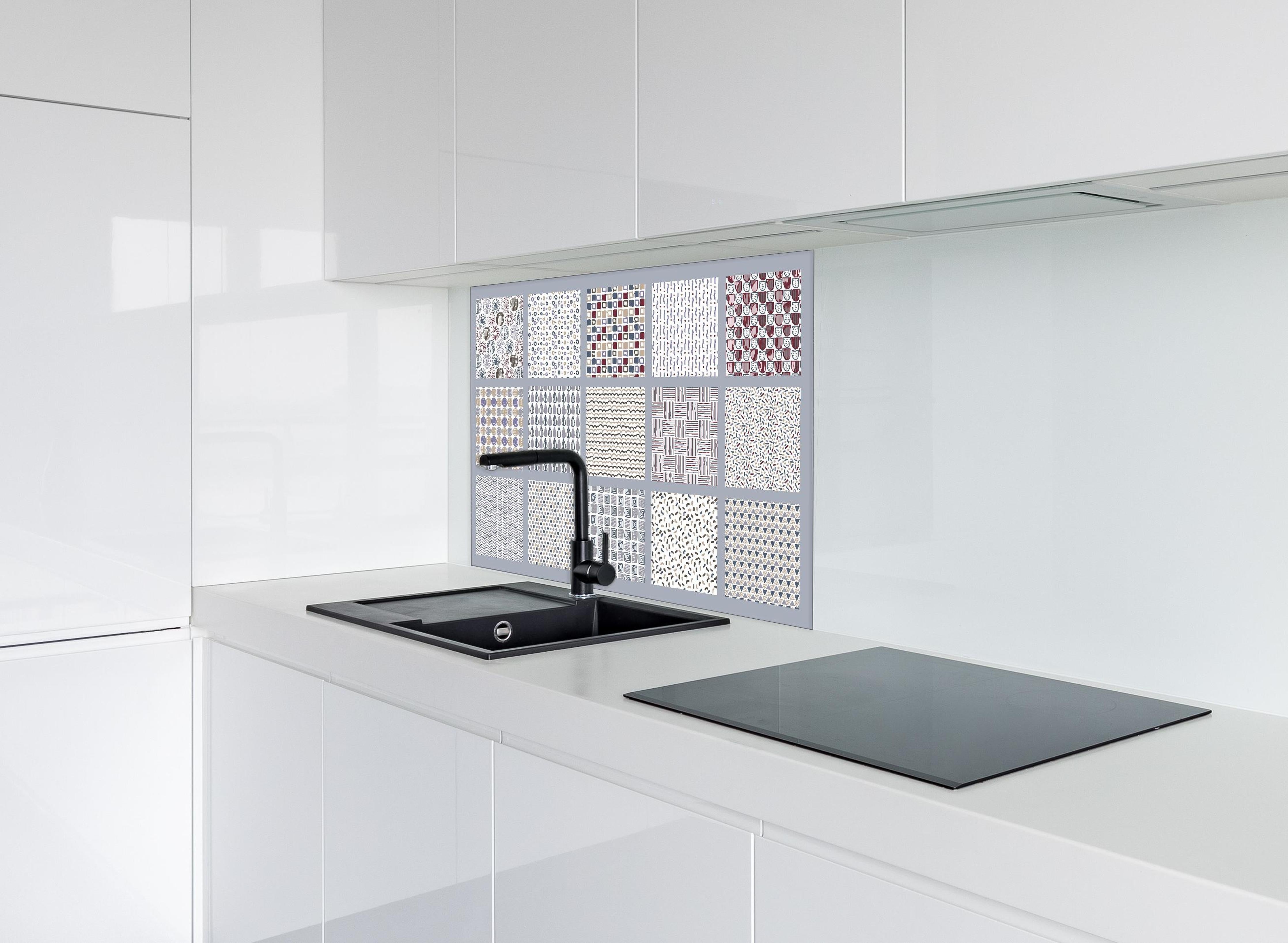 Spritzschutz - Handgezeichnet Skandinavischer Stil Abstrakte Muster hinter einem Cerankochfeld zwischen Holz-Kochutensilien