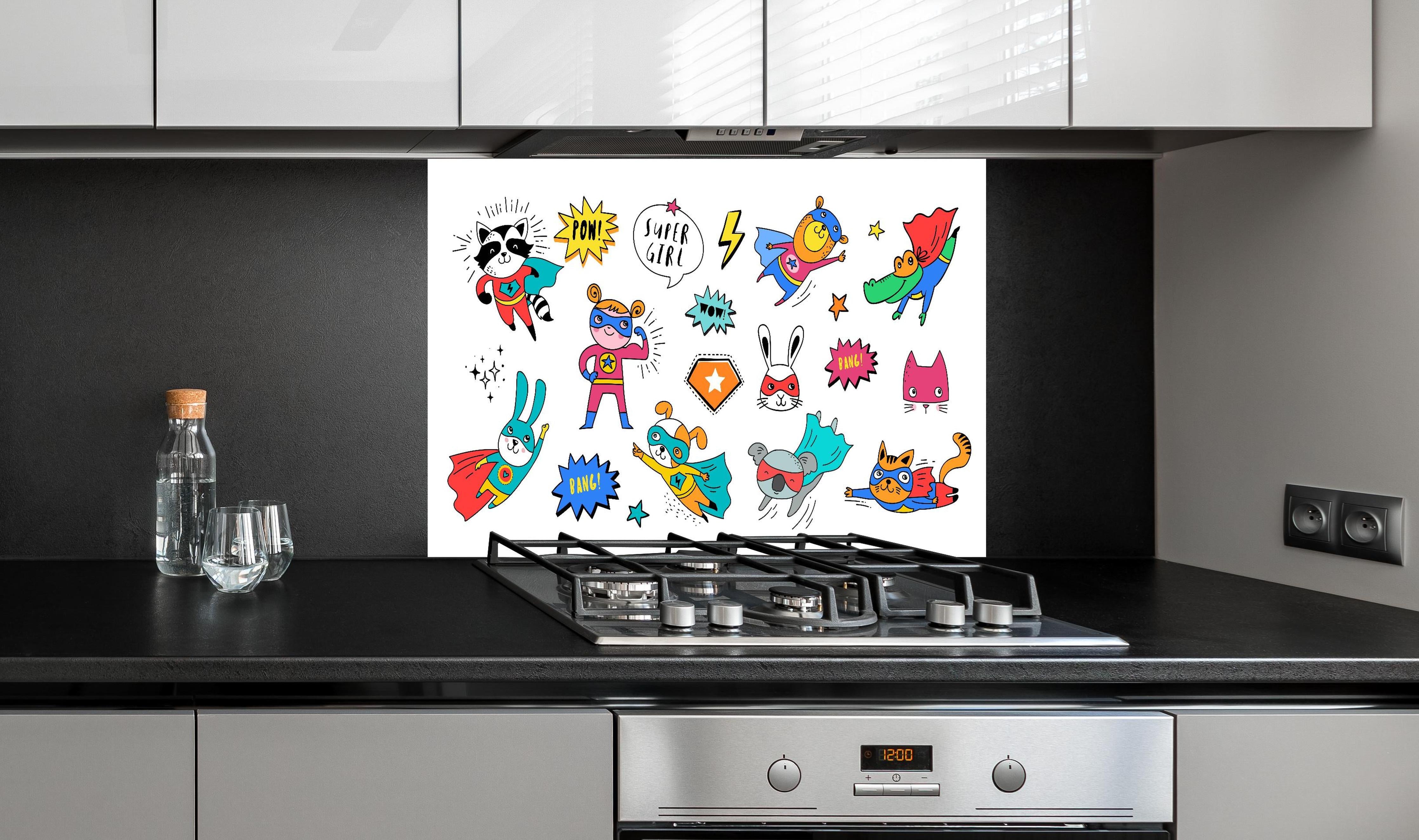 Spritzschutz - Handgezeichnete Tiere als Superhelden hinter einem Cerankochfeld zwischen Holz-Kochutensilien