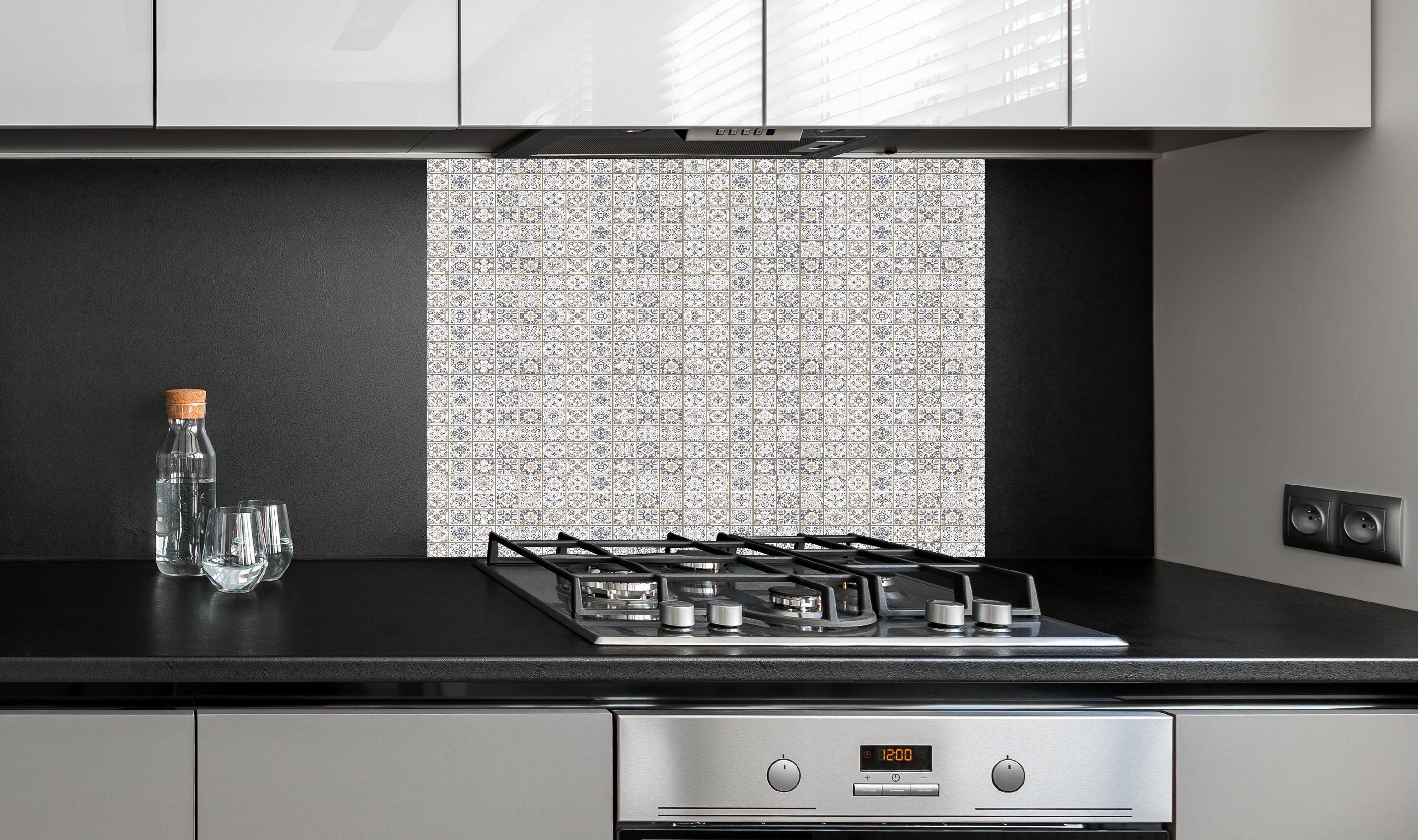 Spritzschutz - Harmonisches Grauweißes Geometrie Design hinter einem Cerankochfeld zwischen Holz-Kochutensilien