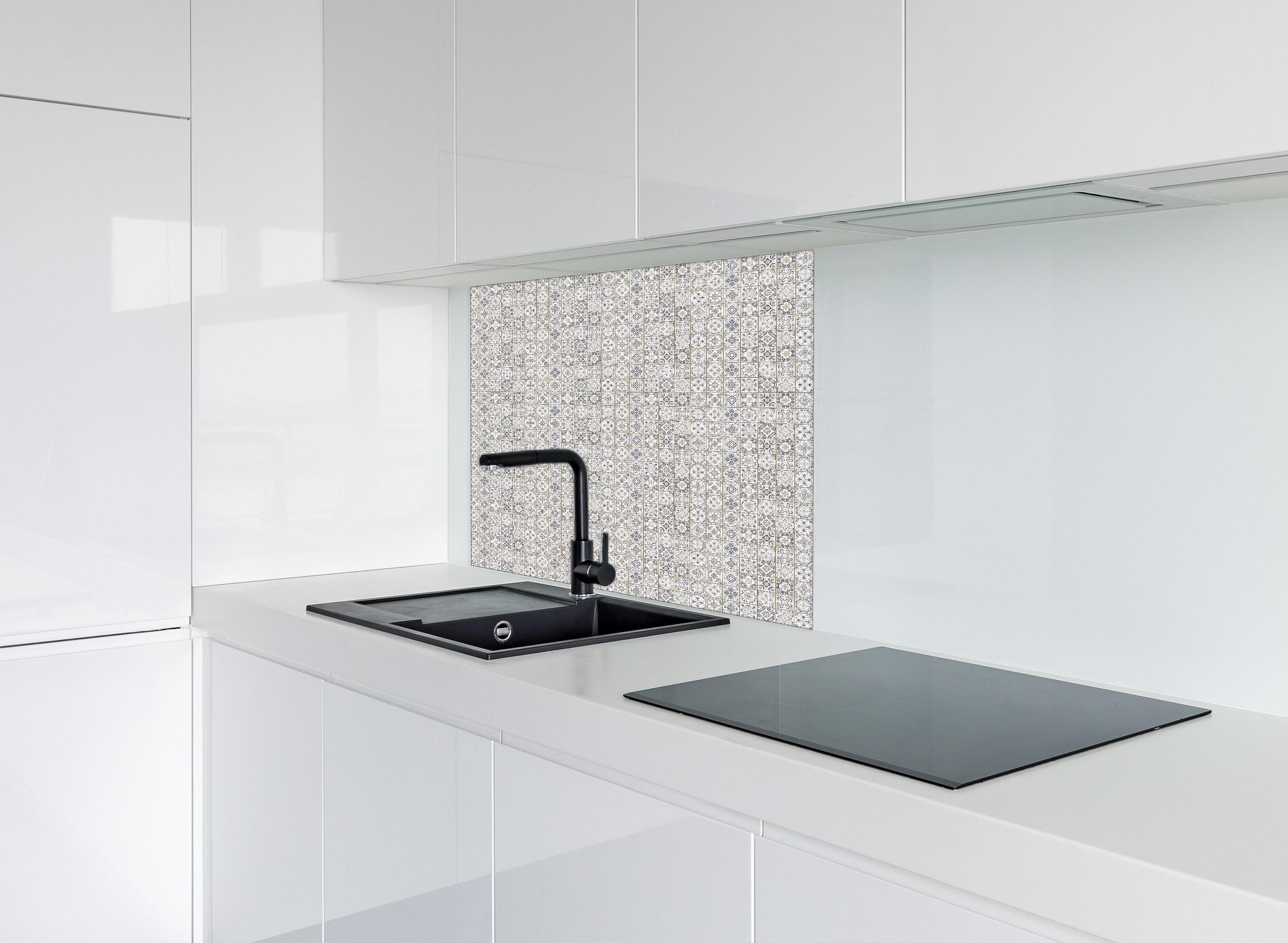 Spritzschutz - Harmonisches Grauweißes Geometrie Design hinter einem Cerankochfeld zwischen Holz-Kochutensilien