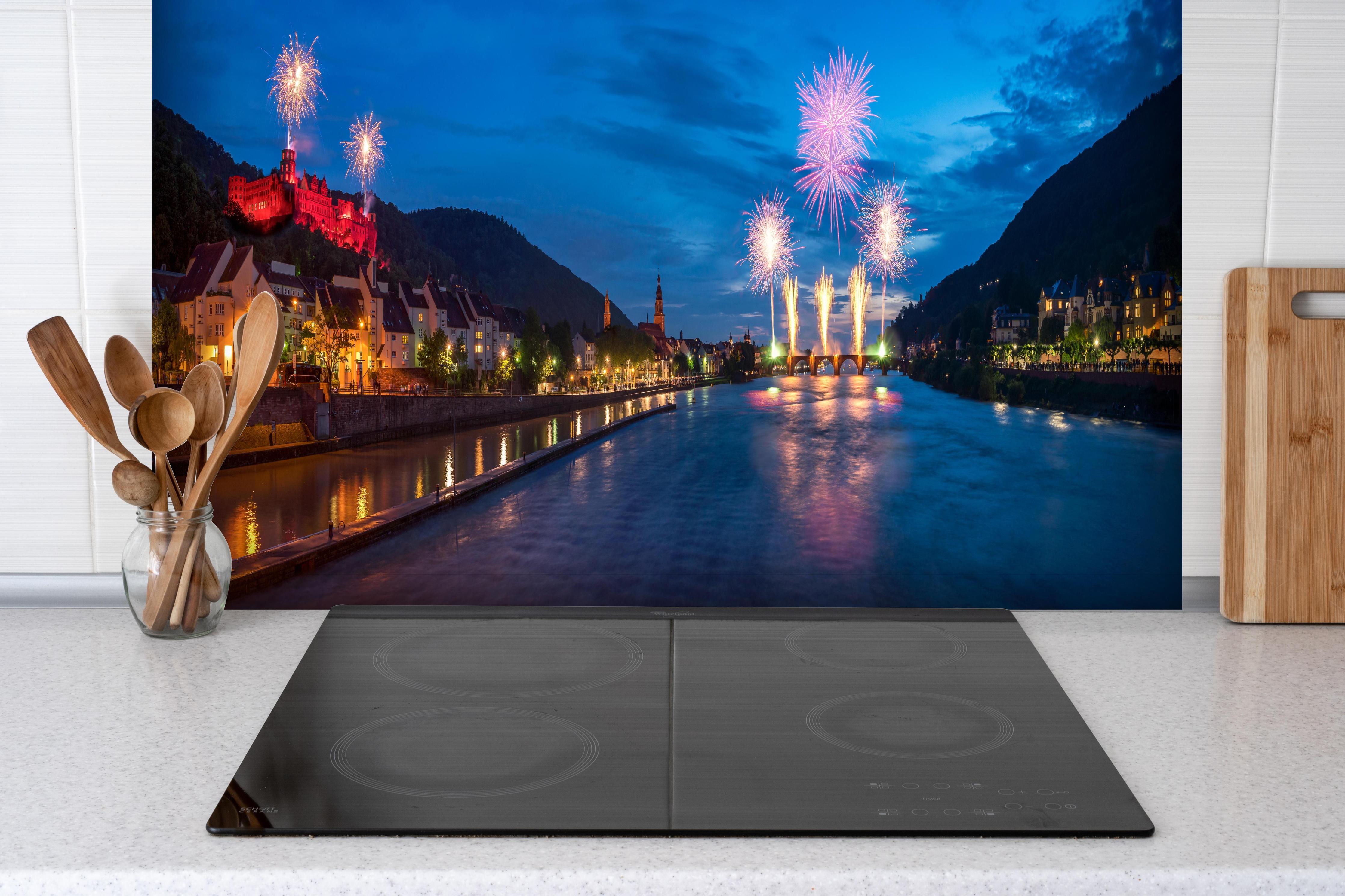 Spritzschutz - Heidelberg Schlossbeleuchtung Panorama hinter einem Cerankochfeld zwischen Holz-Kochutensilien