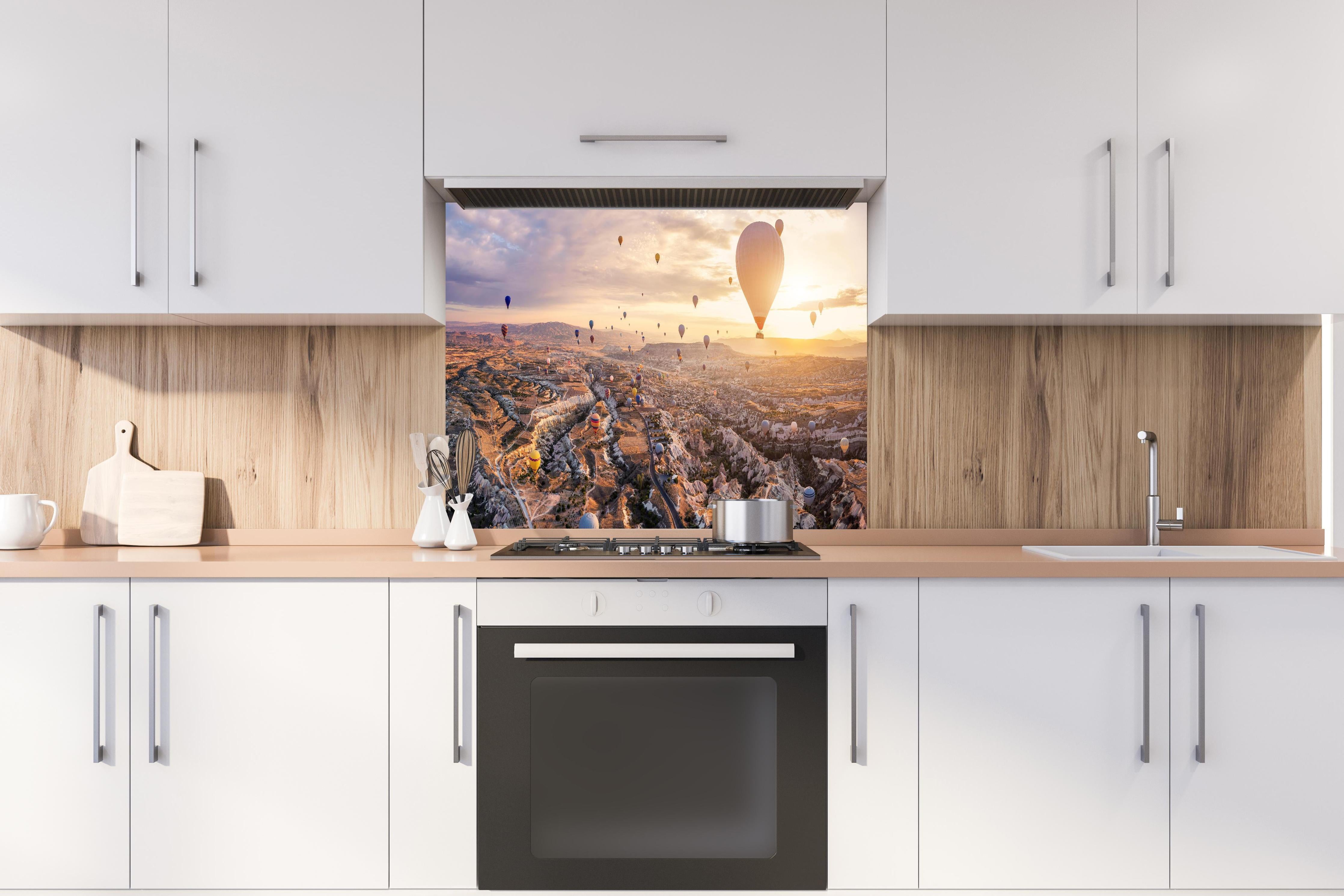 Spritzschutz - Heißluftballons über Göreme-Türkei hinter einem Cerankochfeld zwischen Holz-Kochutensilien