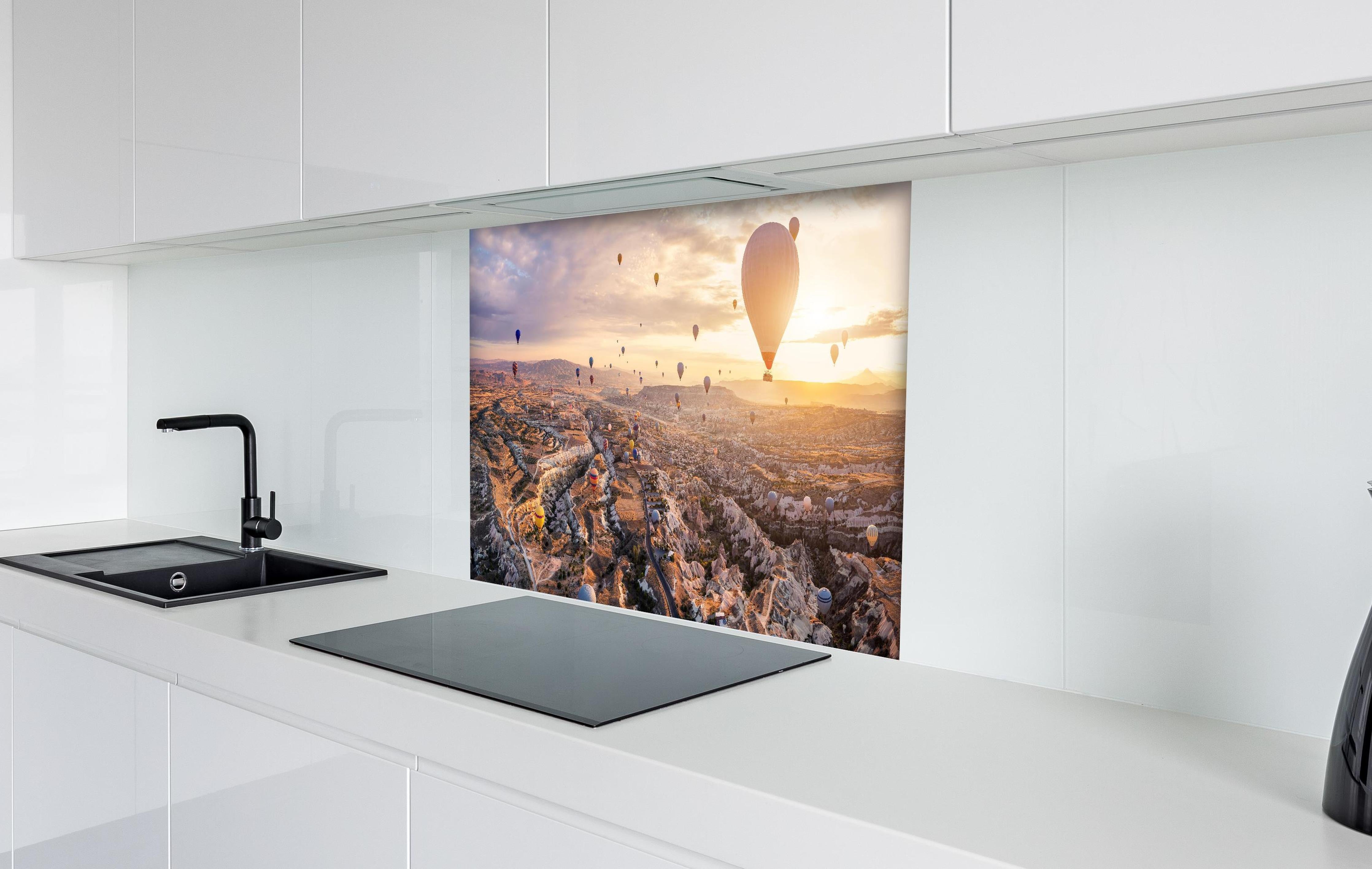 Spritzschutz - Heißluftballons über Göreme-Türkei hinter einem Cerankochfeld zwischen Holz-Kochutensilien