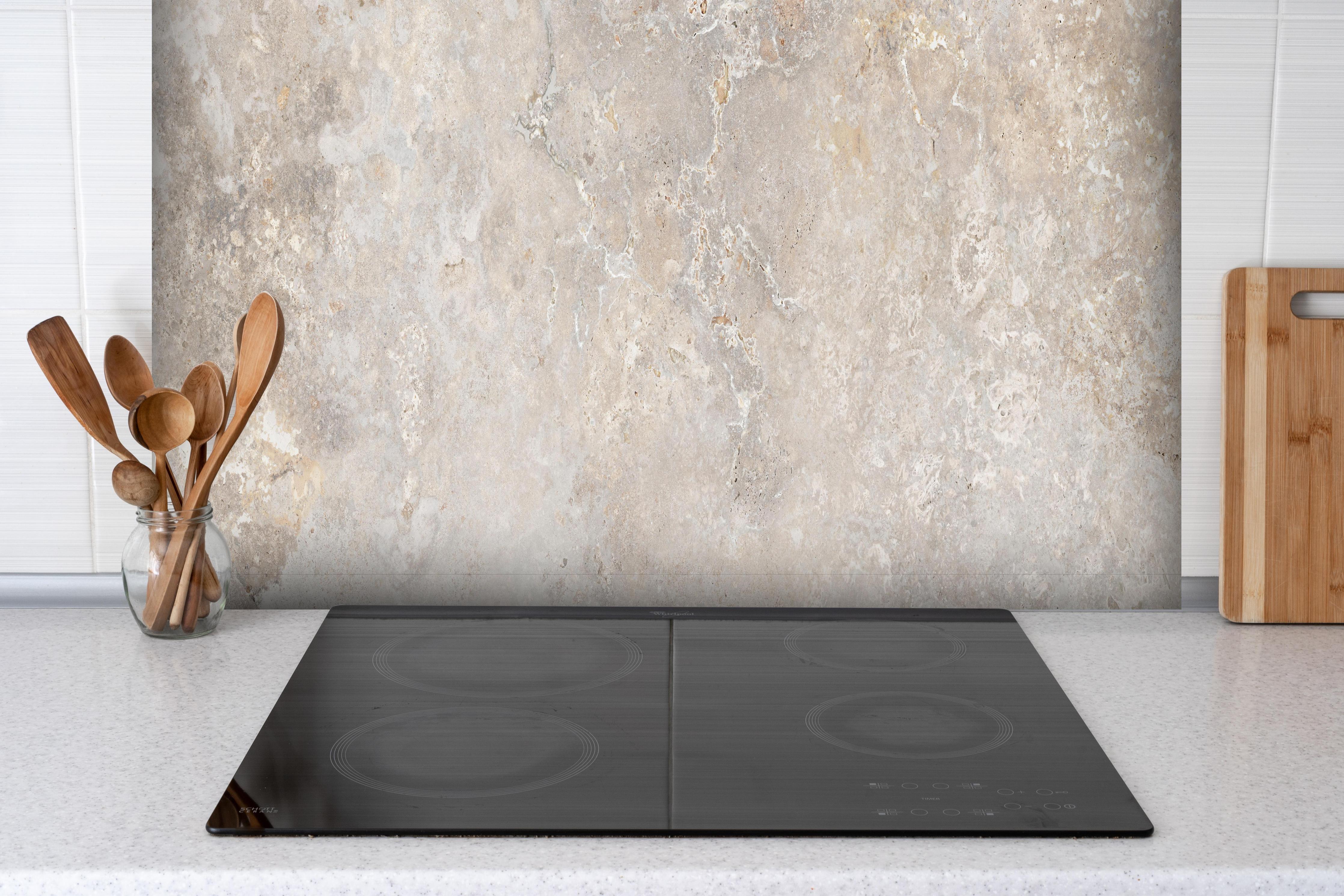 Spritzschutz - Hell bräunliche edle Marmortextur hinter einem Cerankochfeld zwischen Holz-Kochutensilien