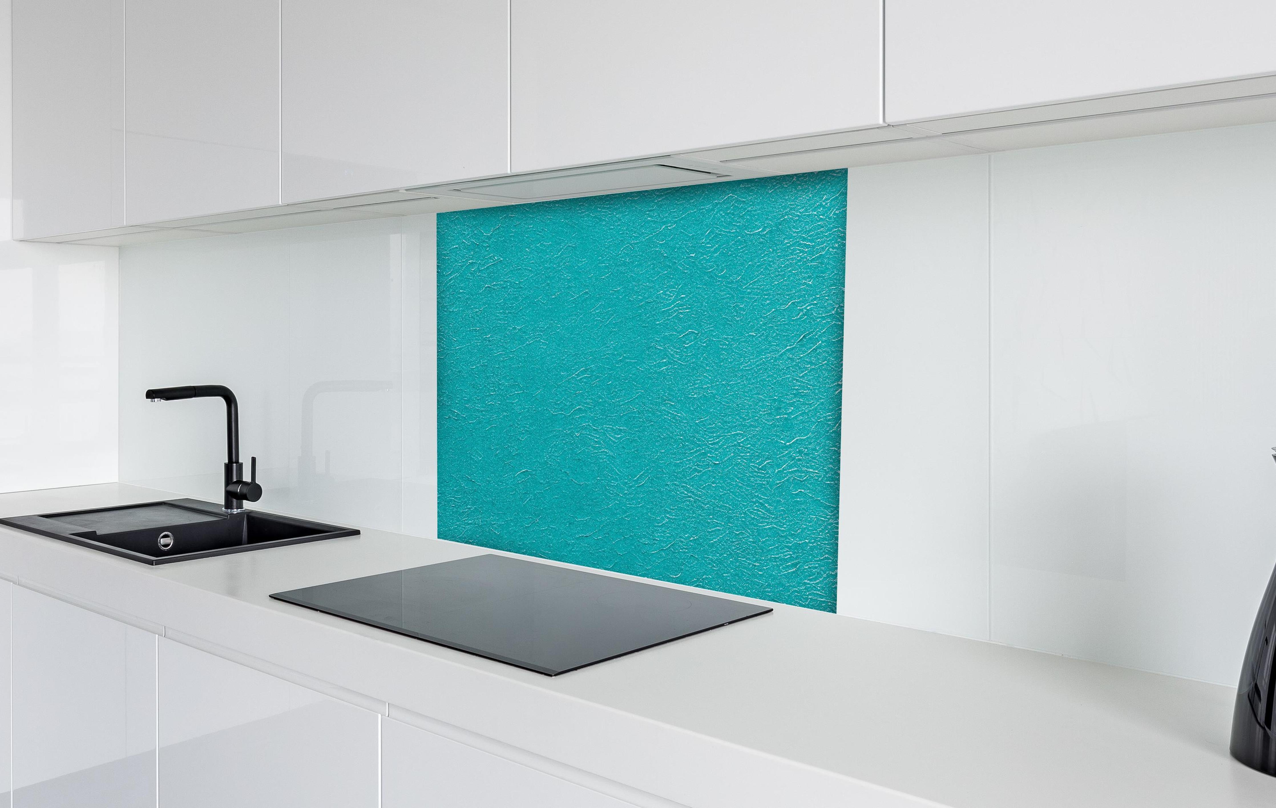 Spritzschutz - Hellblaue bemalte Wand Textur hinter einem Cerankochfeld zwischen Holz-Kochutensilien