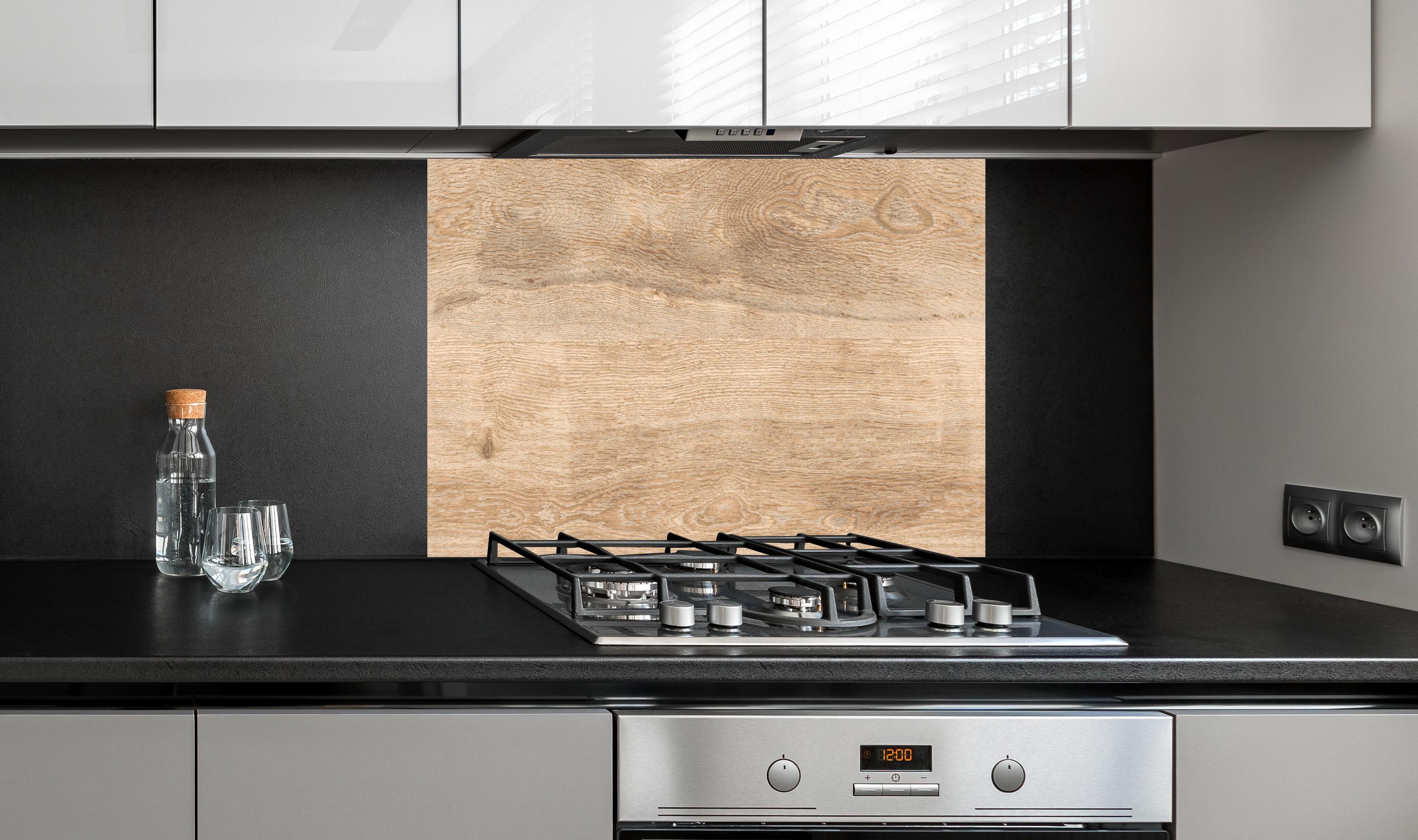 Spritzschutz - Hellbraunes Eichenholz hinter einem Cerankochfeld zwischen Holz-Kochutensilien