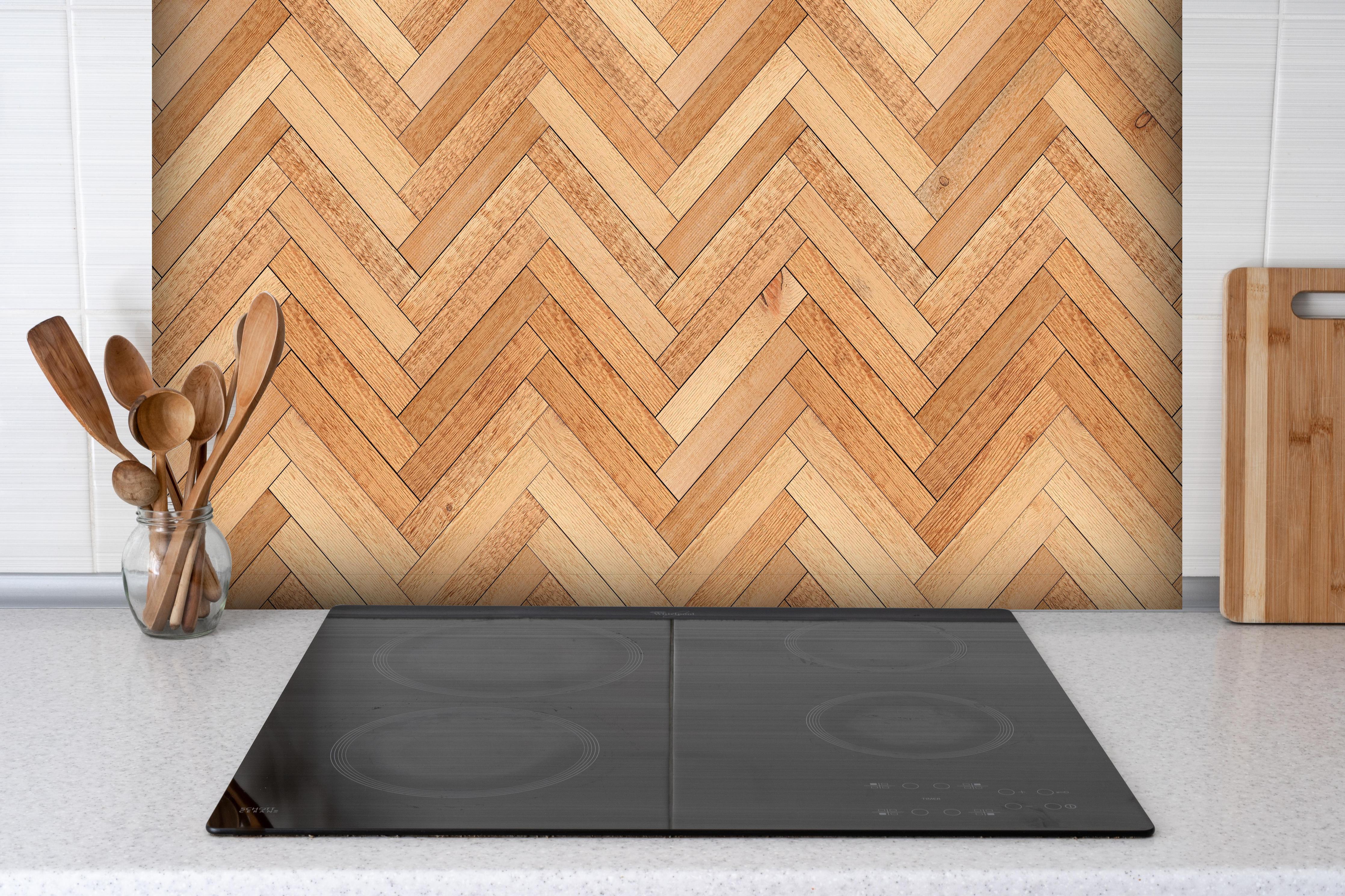 Spritzschutz - Helle Holzbrett Textur hinter einem Cerankochfeld zwischen Holz-Kochutensilien