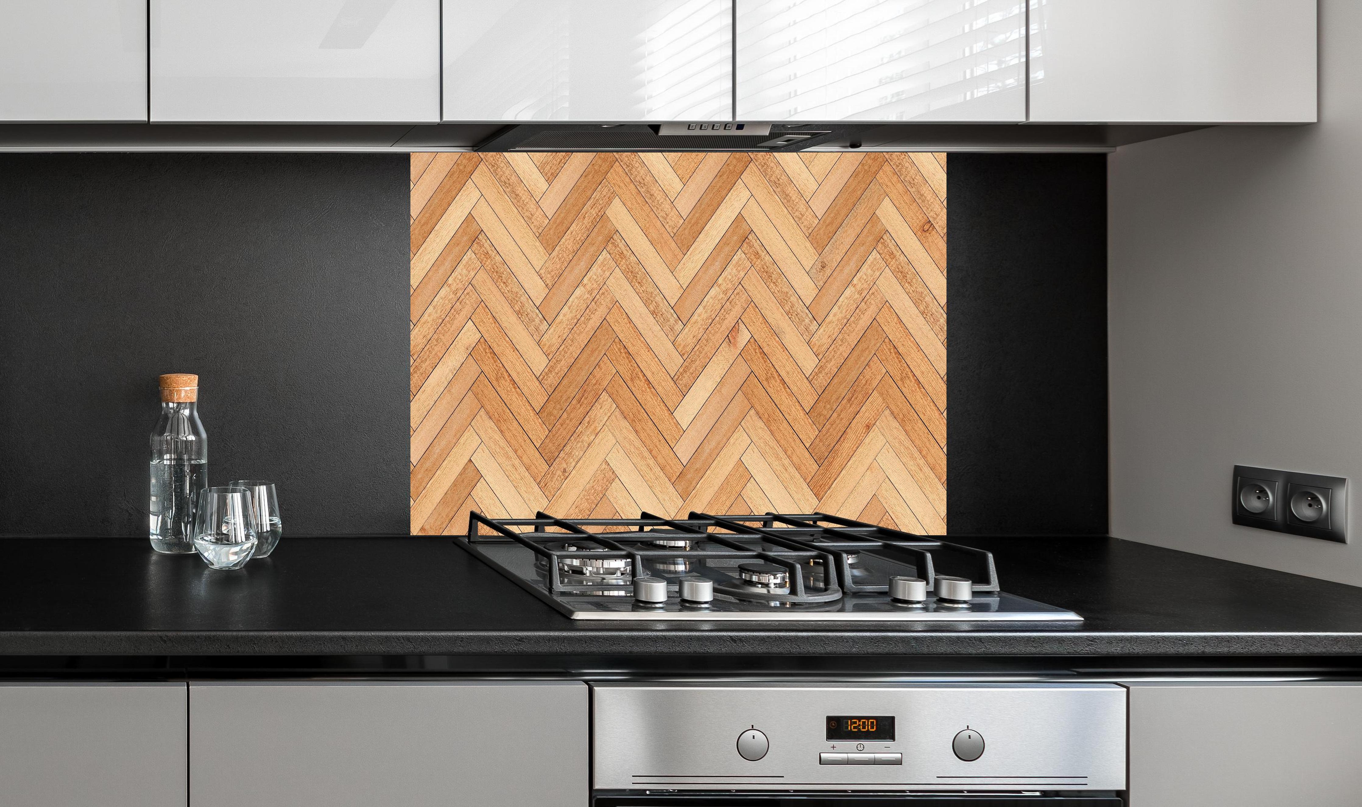 Spritzschutz - Helle Holzbrett Textur hinter einem Cerankochfeld zwischen Holz-Kochutensilien