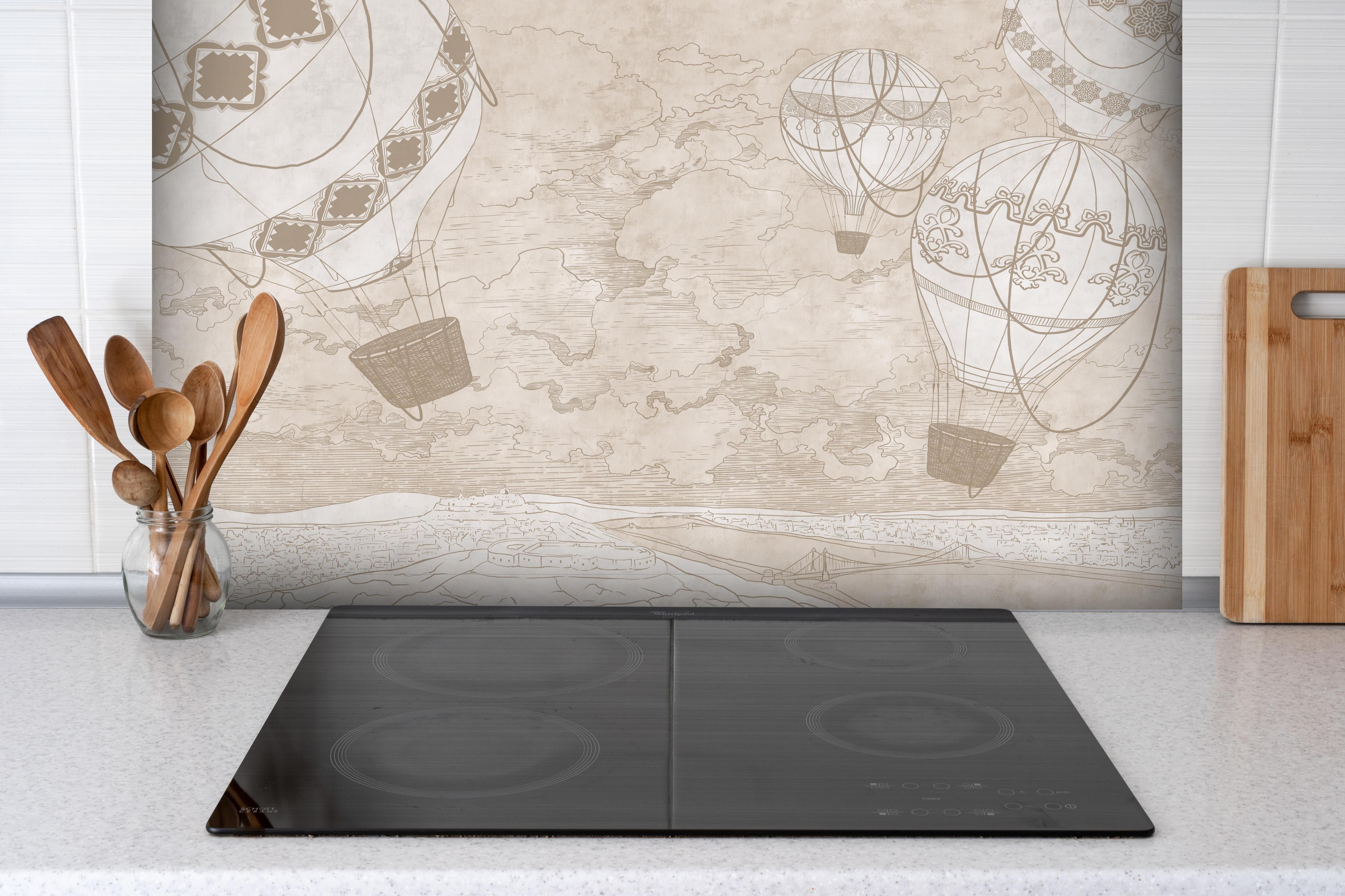 Spritzschutz - Helle Luftballon Zeichnung hinter einem Cerankochfeld zwischen Holz-Kochutensilien