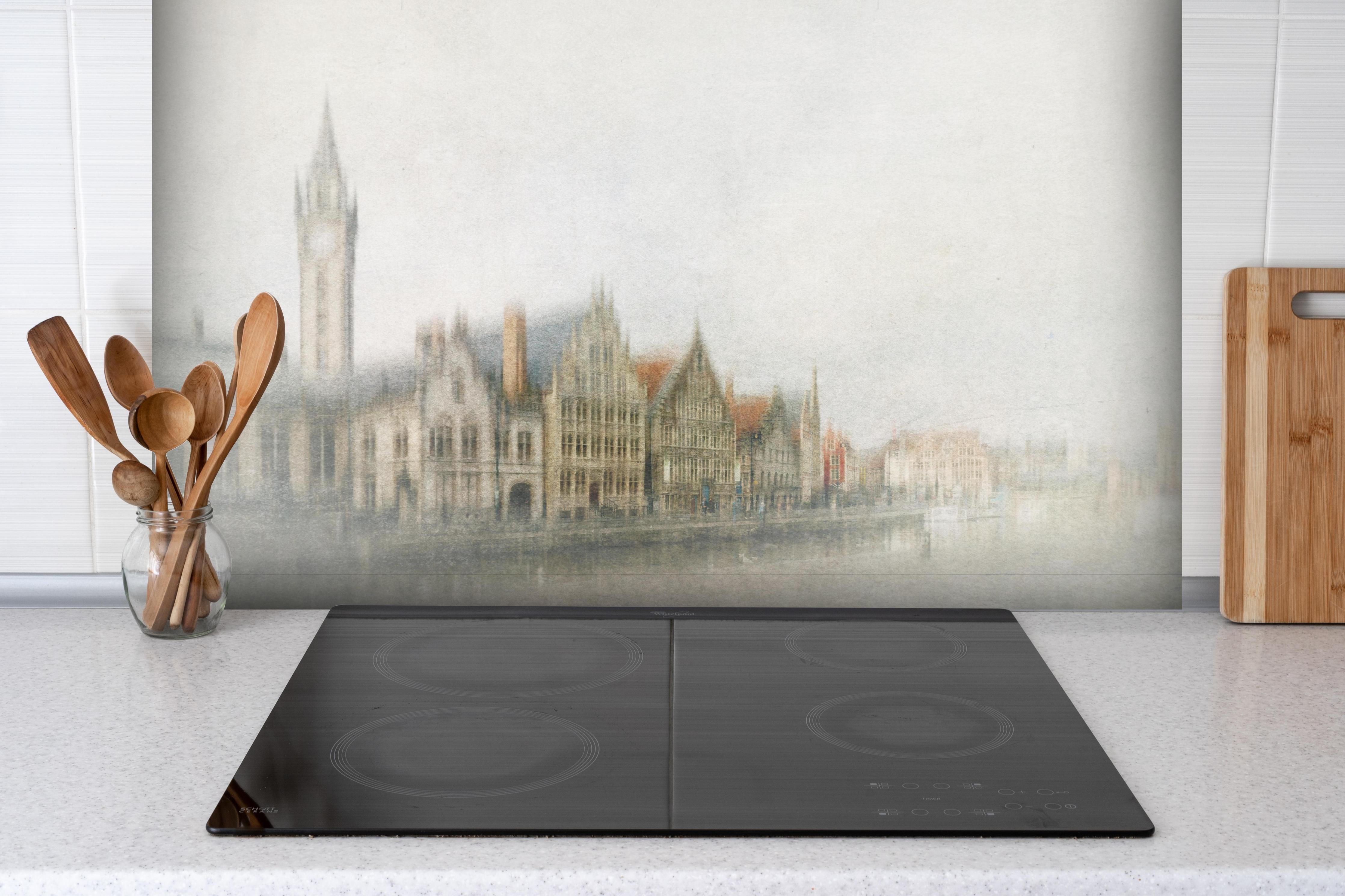 Spritzschutz - Helle Stadtansicht Gent mit Fluss hinter einem Cerankochfeld zwischen Holz-Kochutensilien
