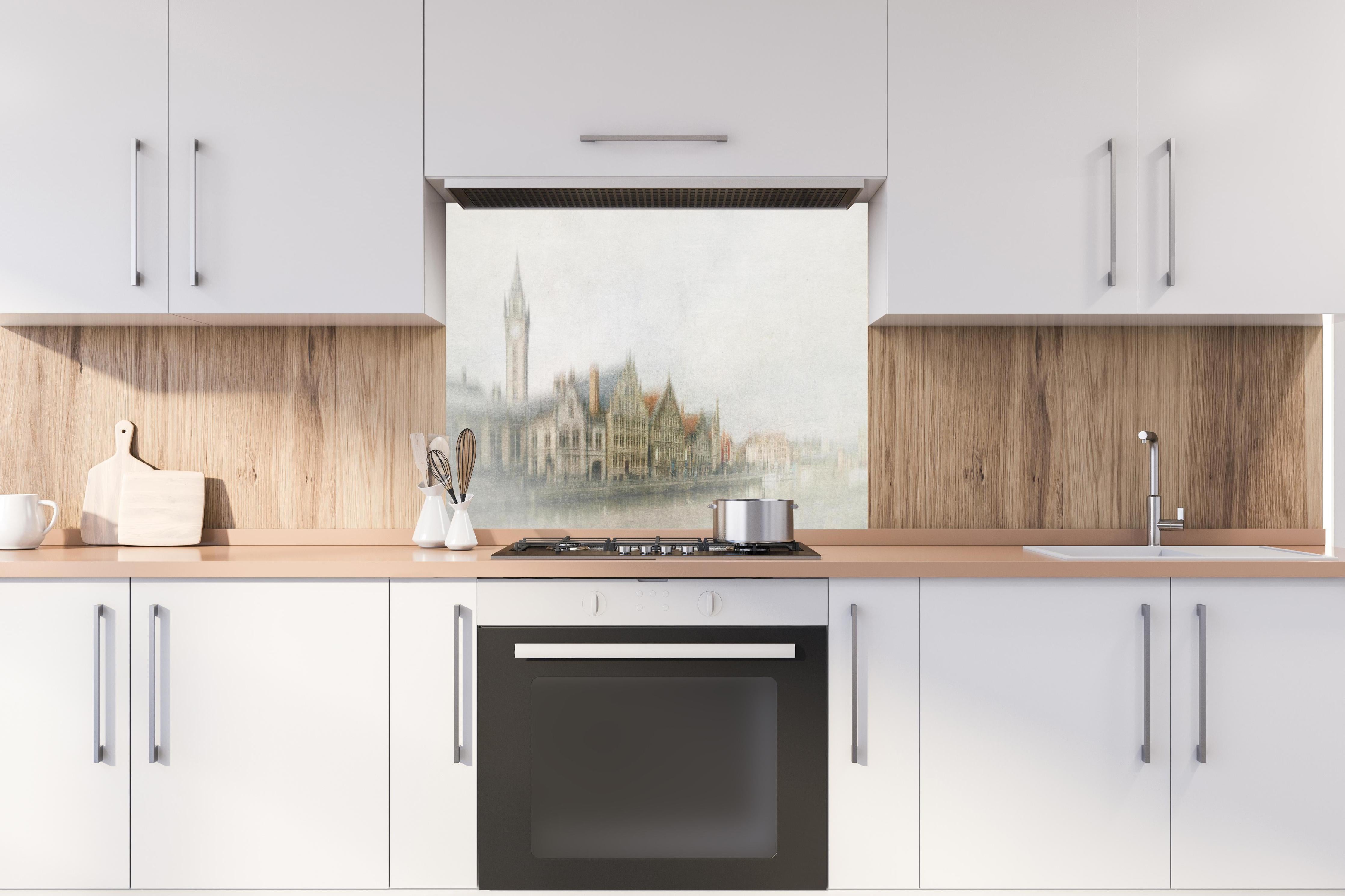 Spritzschutz - Helle Stadtansicht Gent mit Fluss hinter einem Cerankochfeld zwischen Holz-Kochutensilien